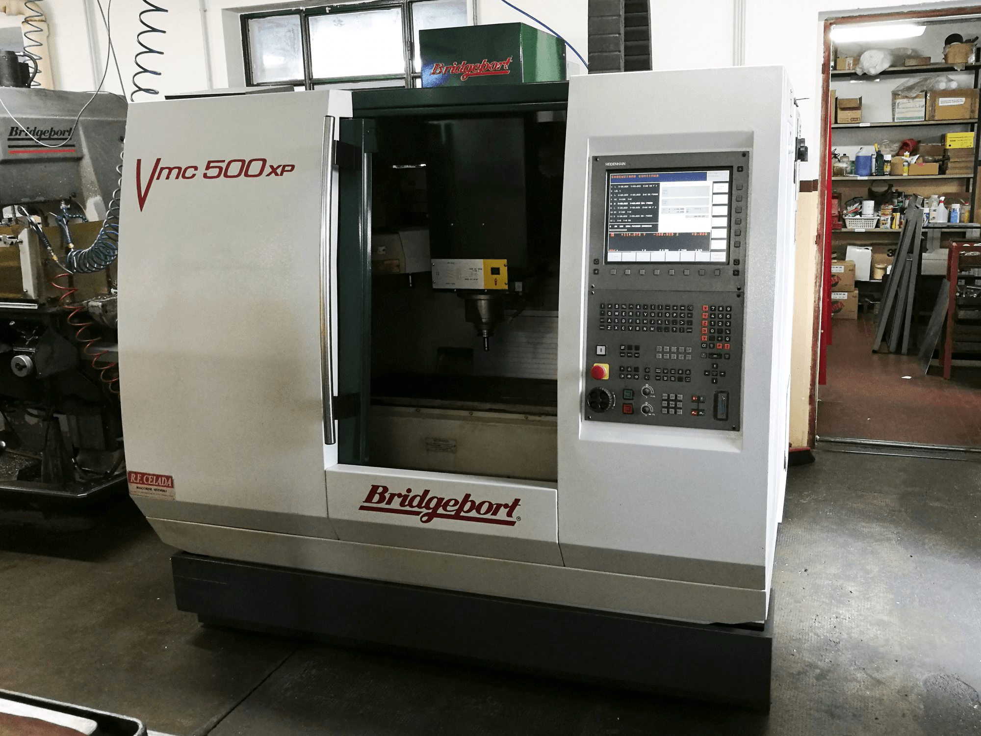 Čelní pohled na Bridgeport VMC 500 XP stroj