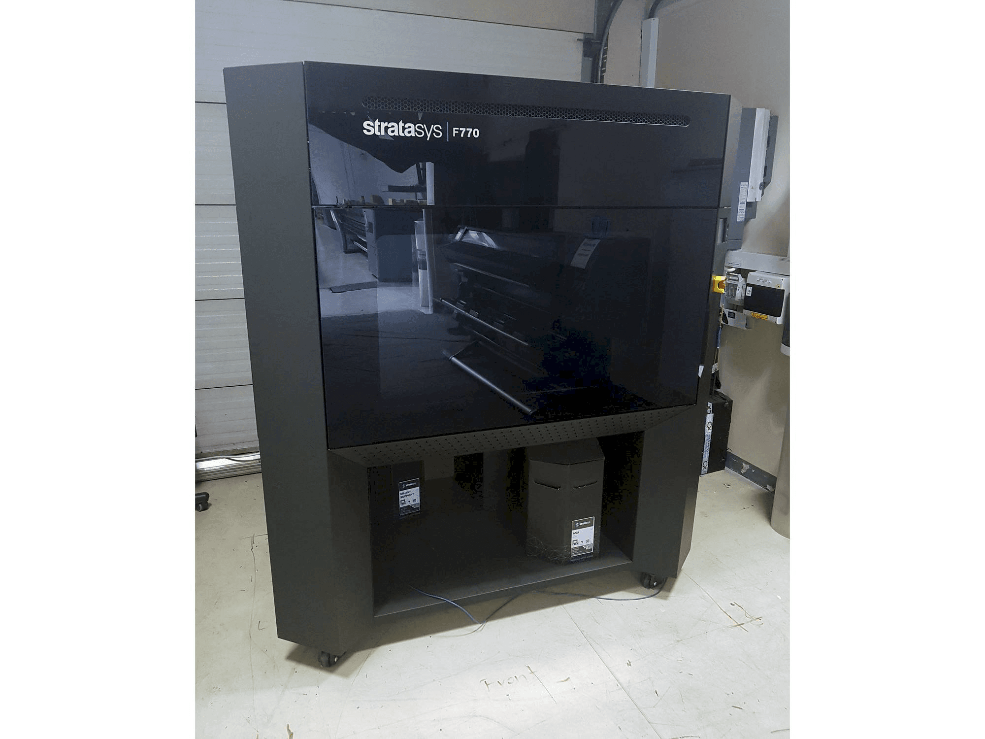Čelní pohled na Stratasys F770 stroj