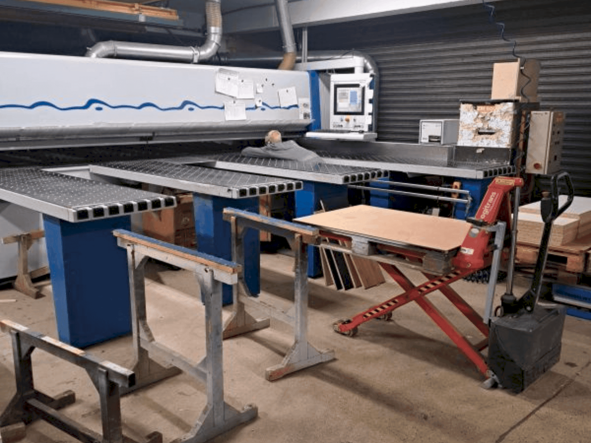 Čelní pohled na HOLZMA HPL/42/22 stroj