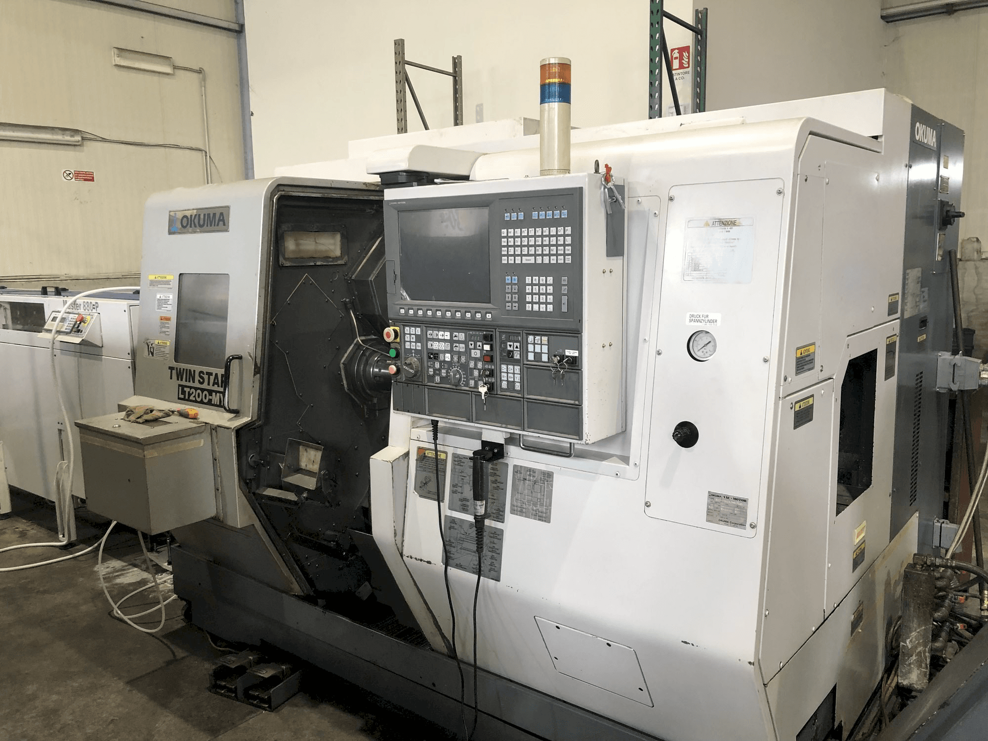 Čelní pohled na Okuma LT200-MY stroj