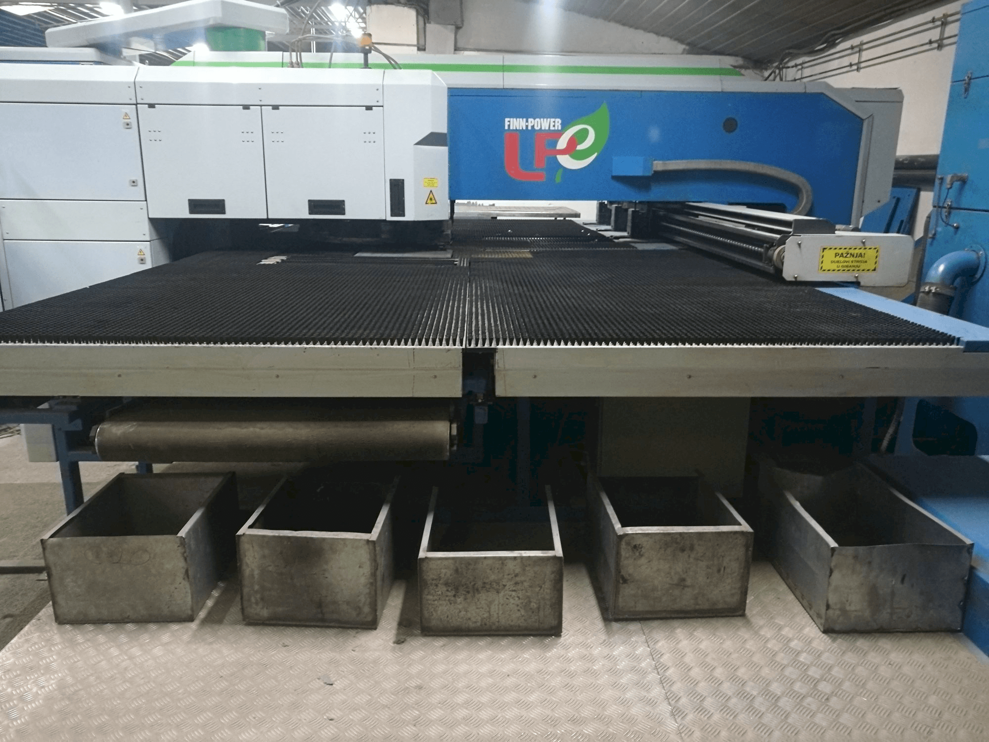 Čelní pohled na Finn-Power LPE5 SWUH stroj