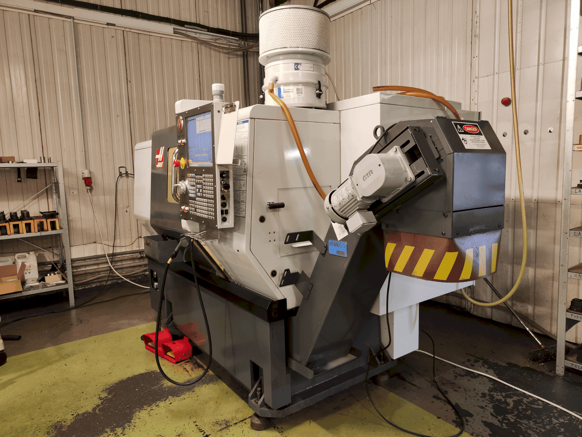 Čelní pohled na HAAS ST-10 stroj