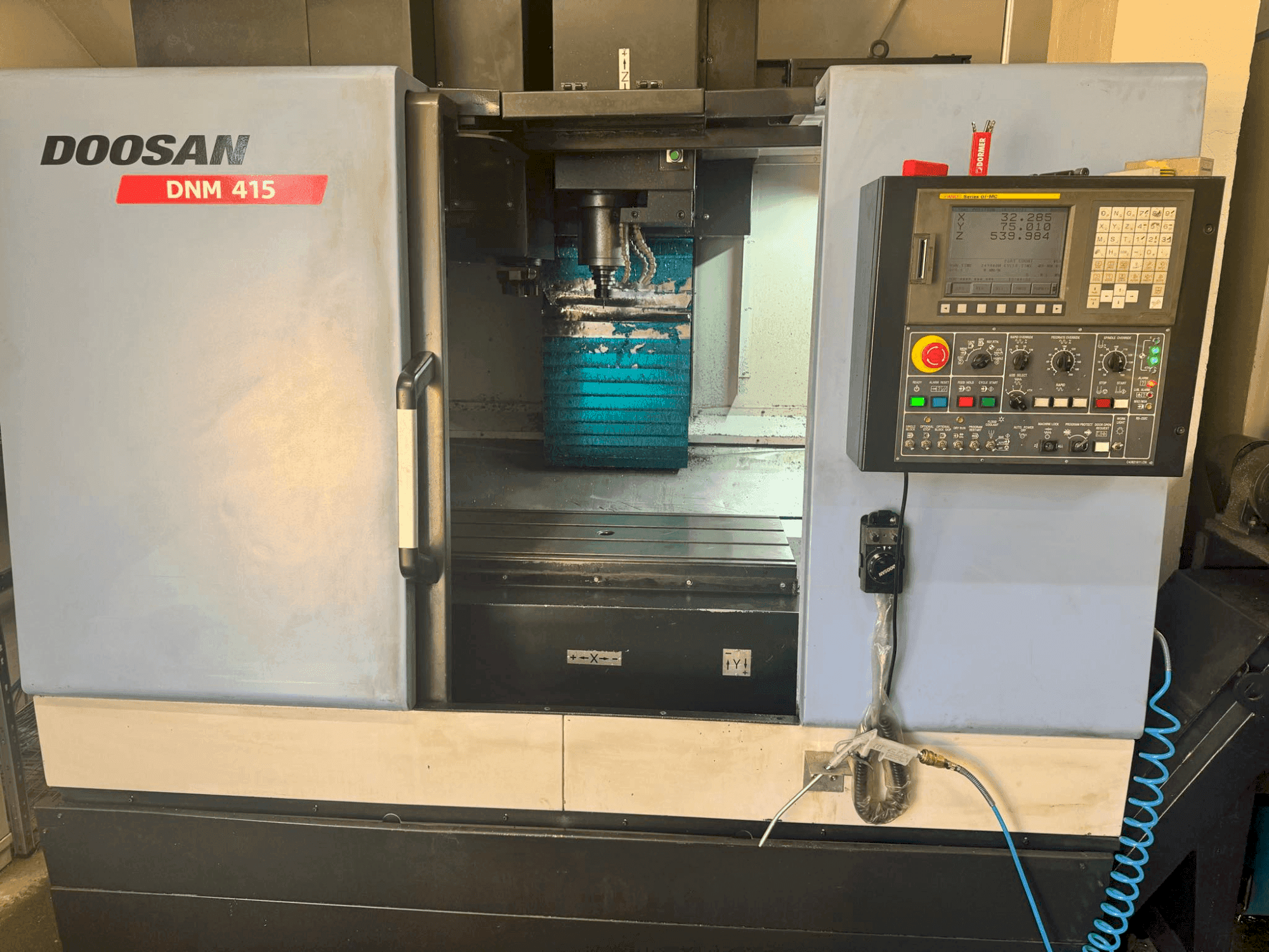 Čelní pohled na DOOSAN DNM 415 stroj