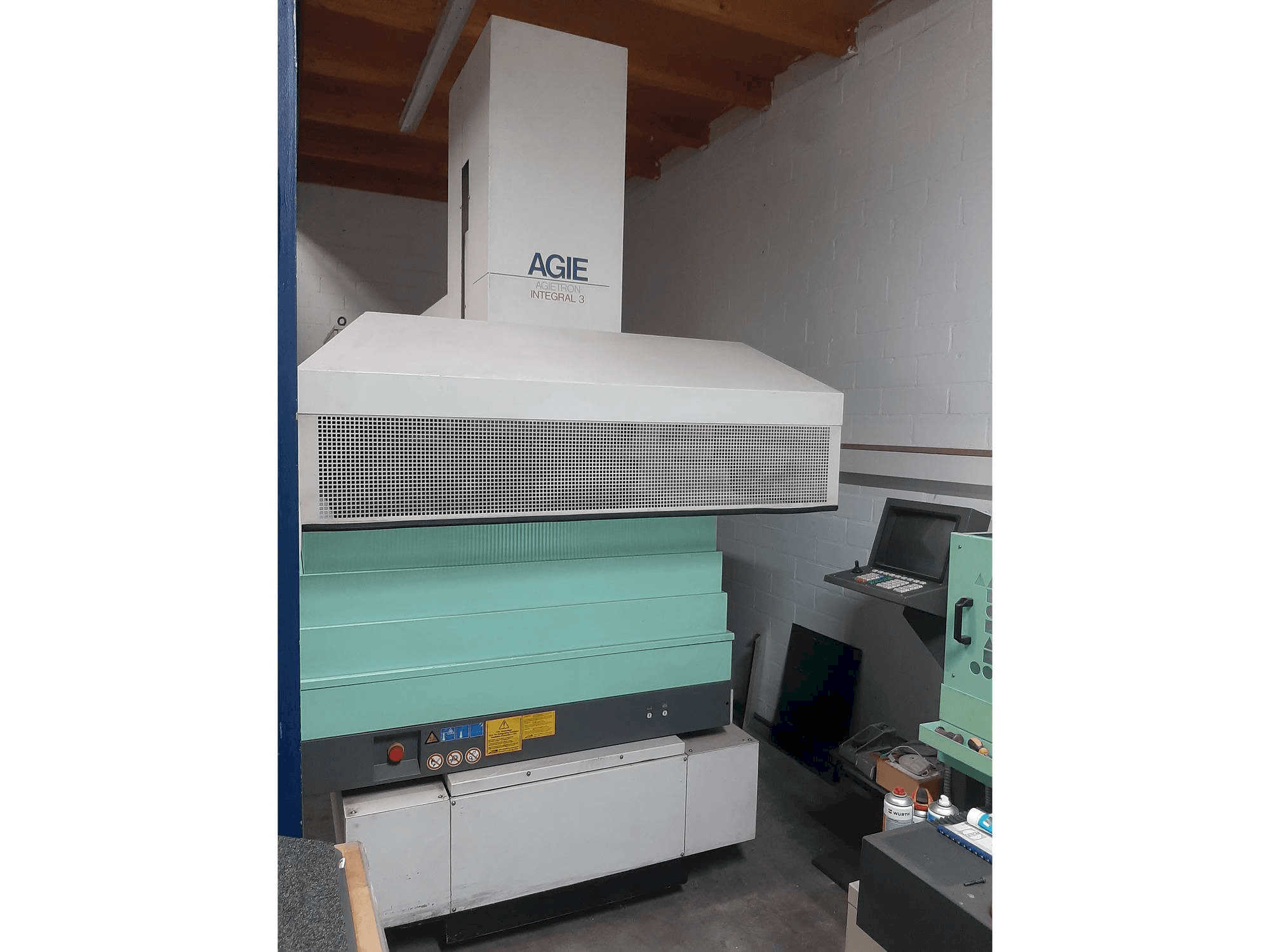 Čelní pohled na AGIE Agietron Integral 3 stroj