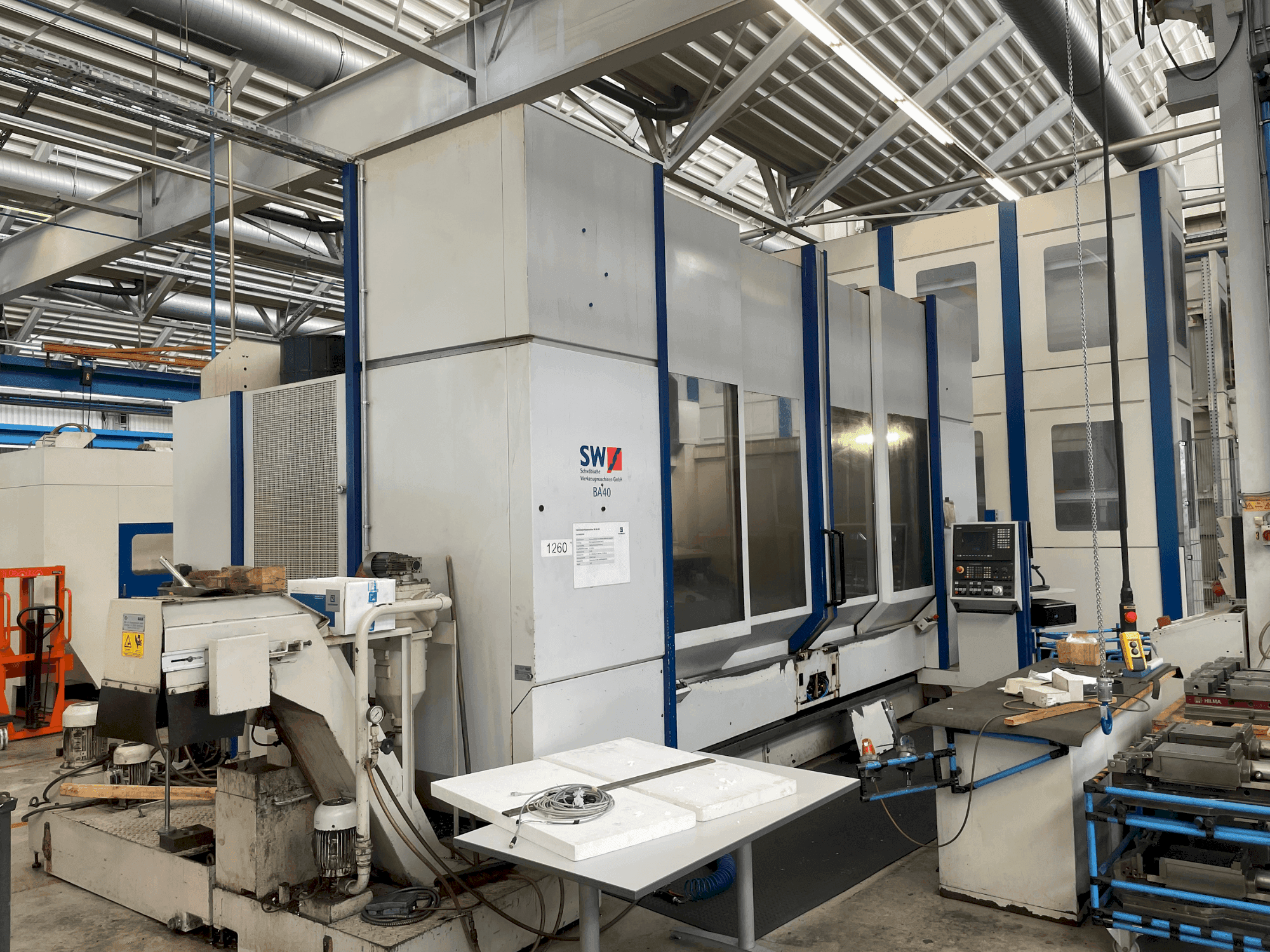Čelní pohled na SW BA 40 NC stroj