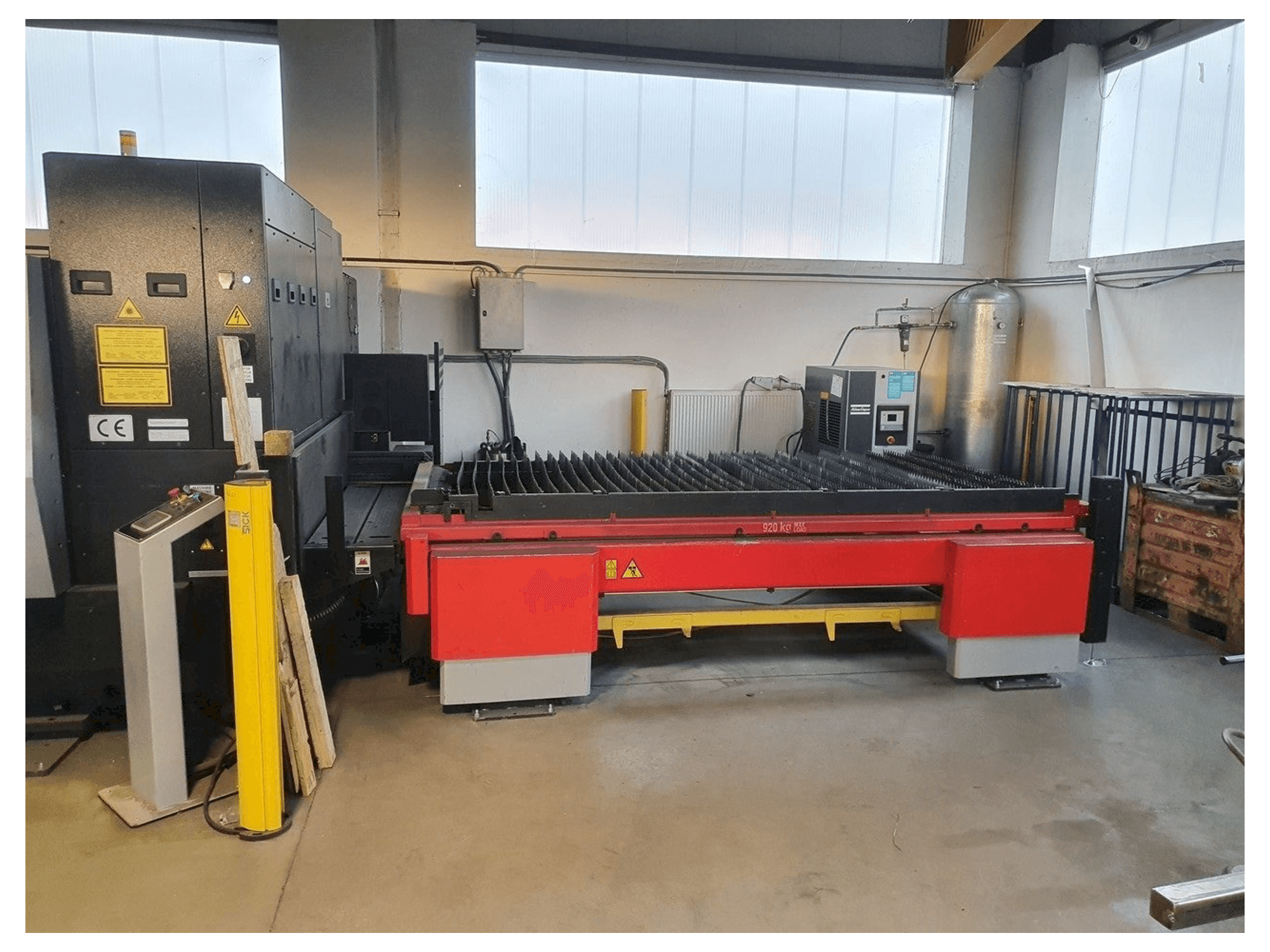 Čelní pohled na AMADA 3015 AJ stroj