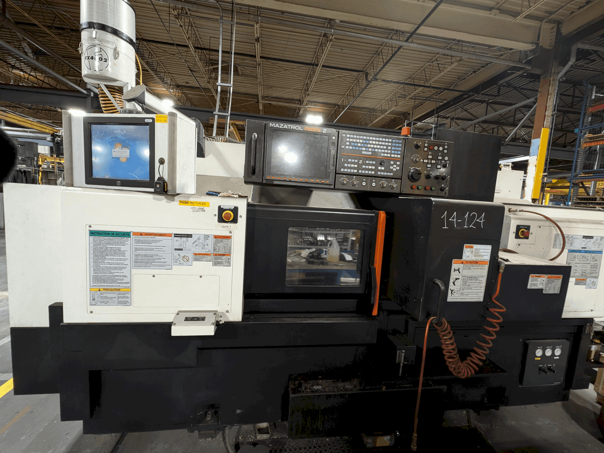 Čelní pohled na Mazak Multiplex 6300-II Y stroj