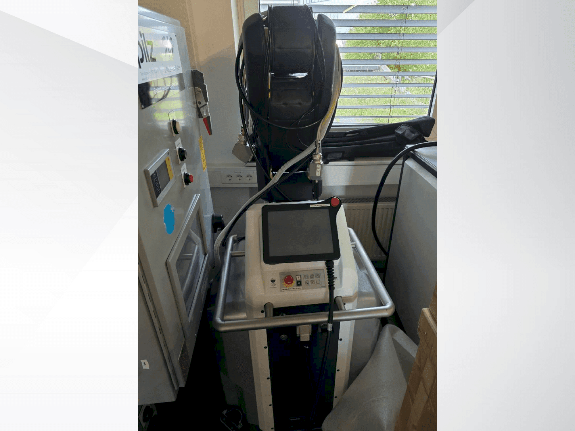 Čelní pohled na FANUC LR Mate 200iD/7L stroj