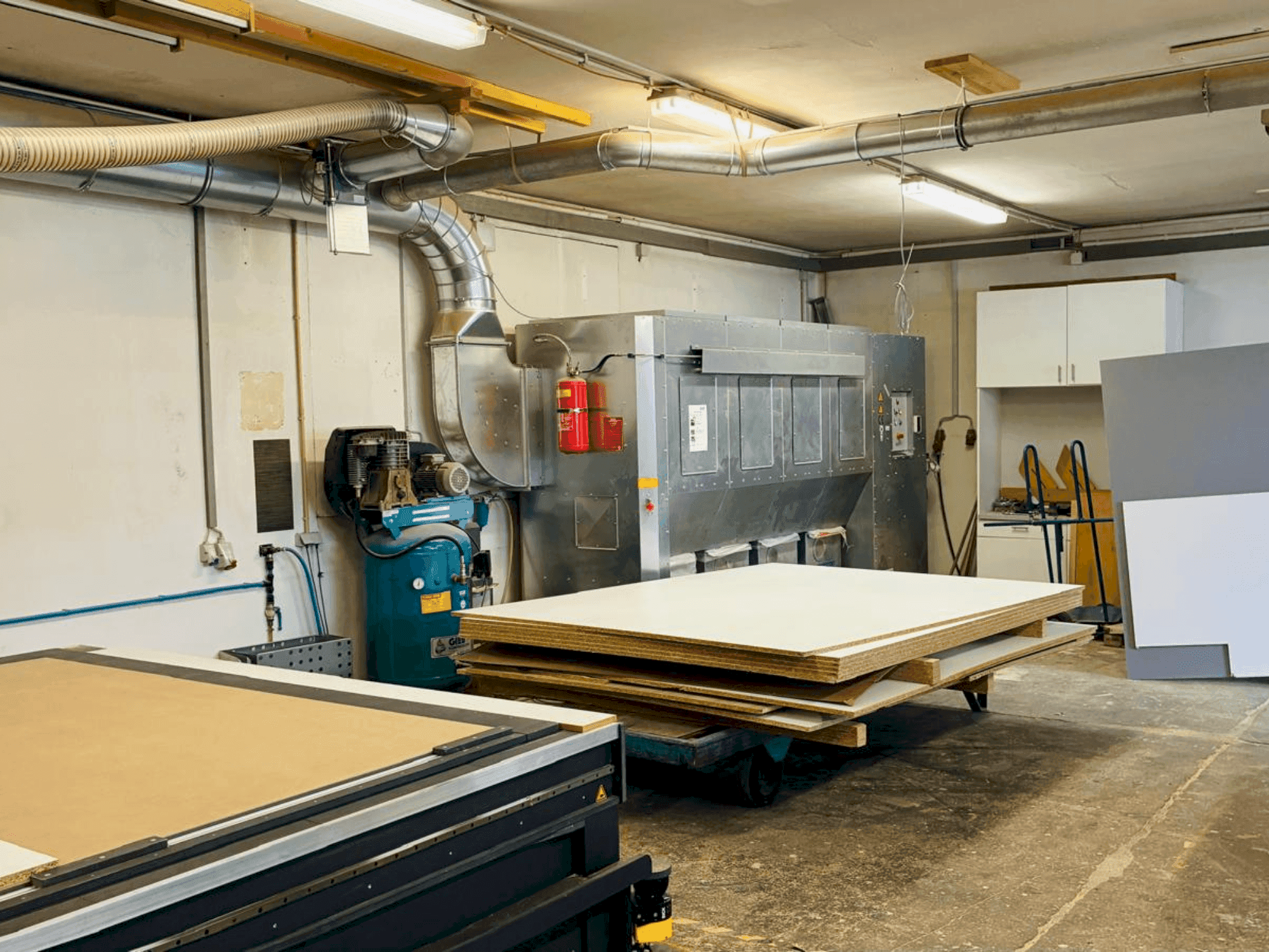 Čelní pohled na NESTRO NE 350P20 stroj