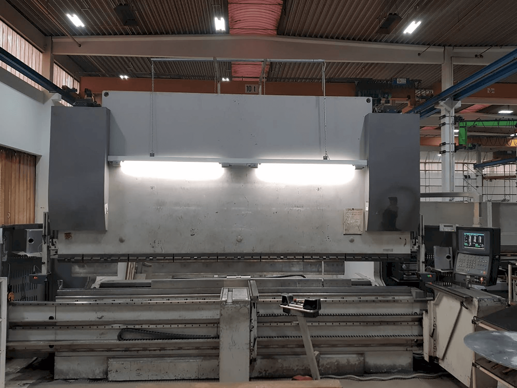 Čelní pohled na EHT Multipress 300-40 stroj
