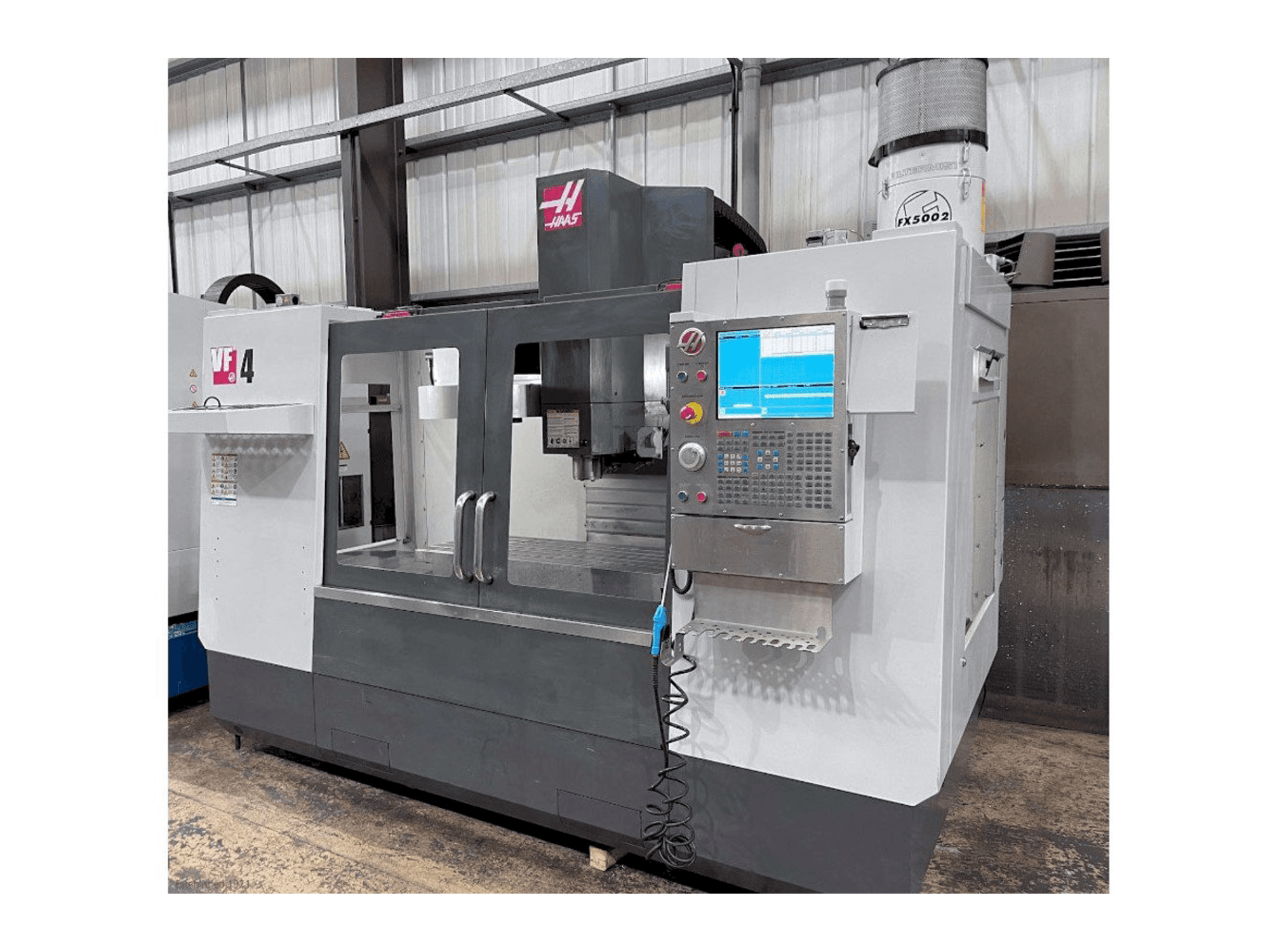 Čelní pohled na HAAS VF-4 stroj