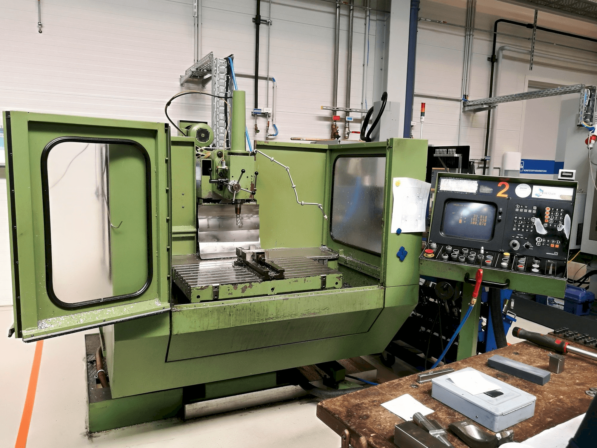 Čelní pohled na MIKRON WF 31 stroj