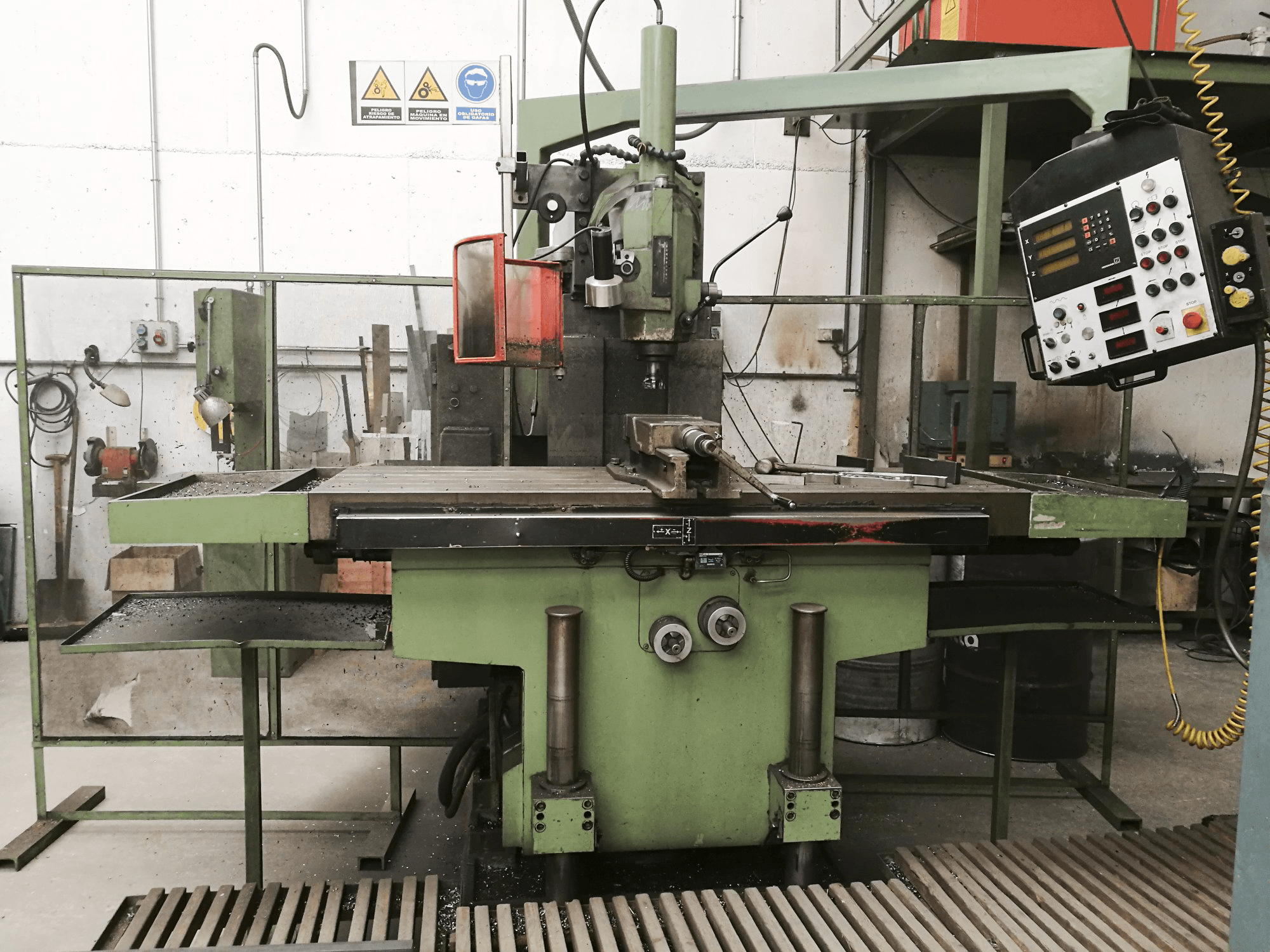 Čelní pohled na CME F4 CMC stroj