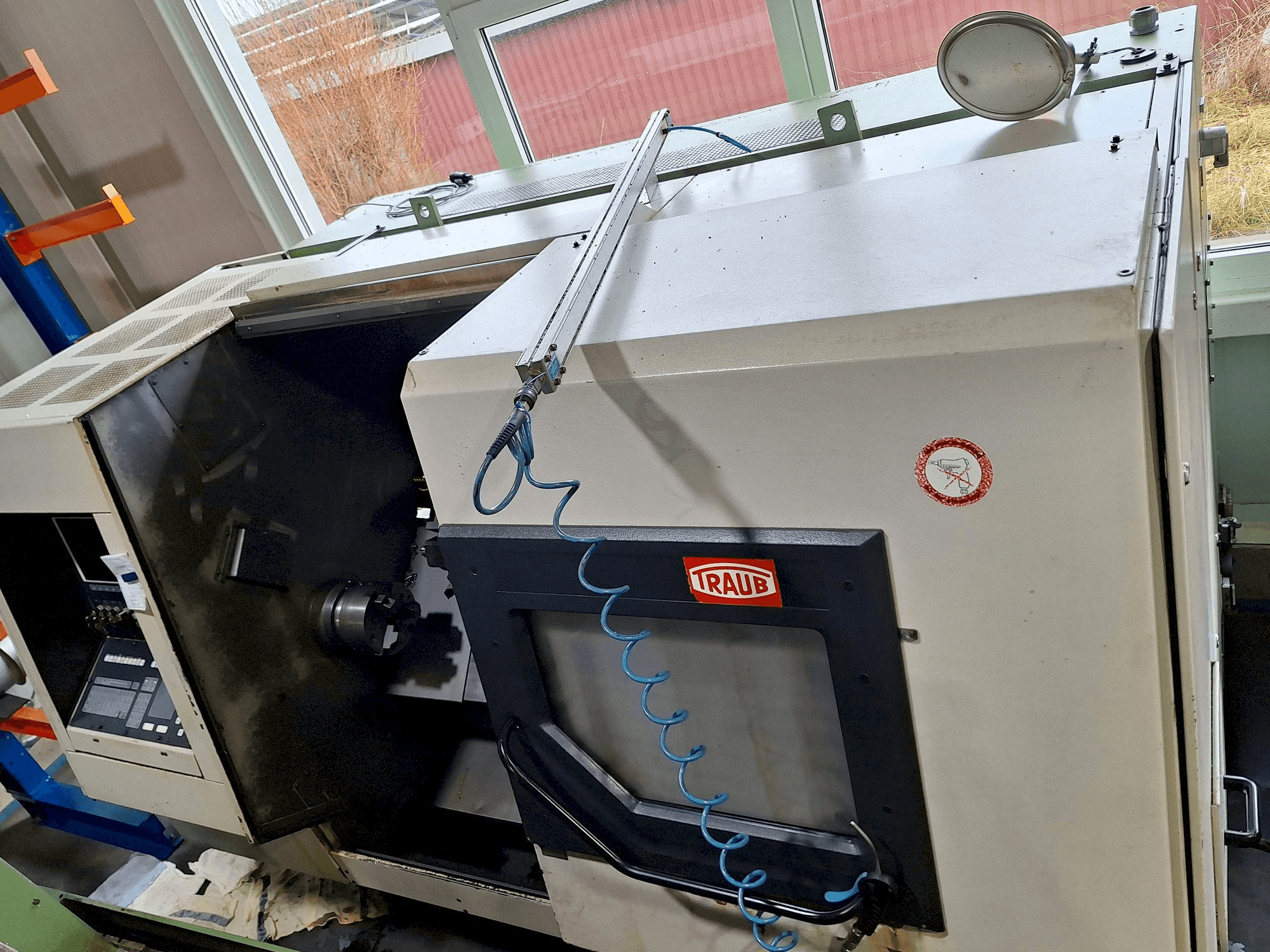 Čelní pohled na TRAUB TND 400 stroj