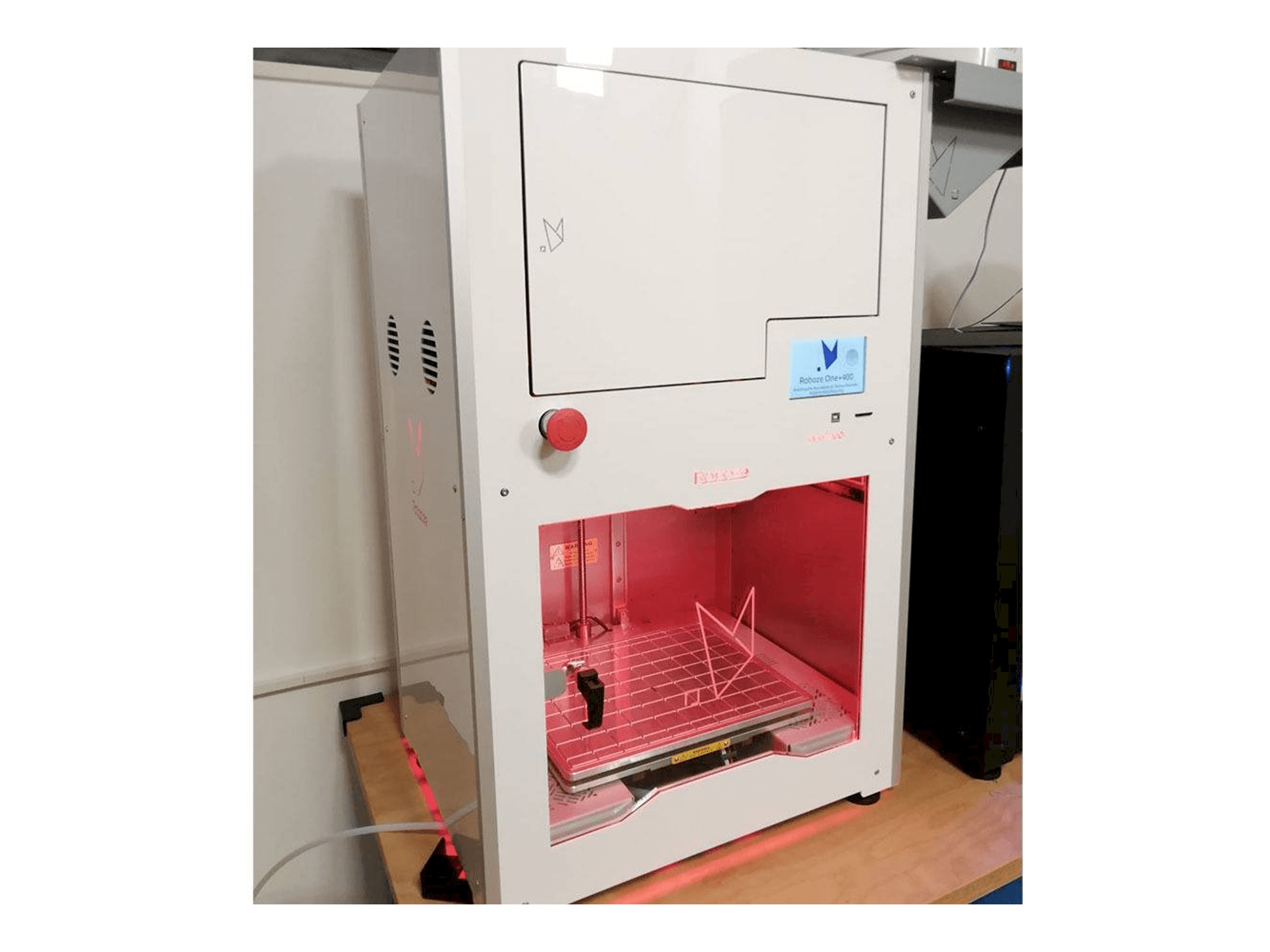 Čelní pohled na Roboze One Plus 400 stroj