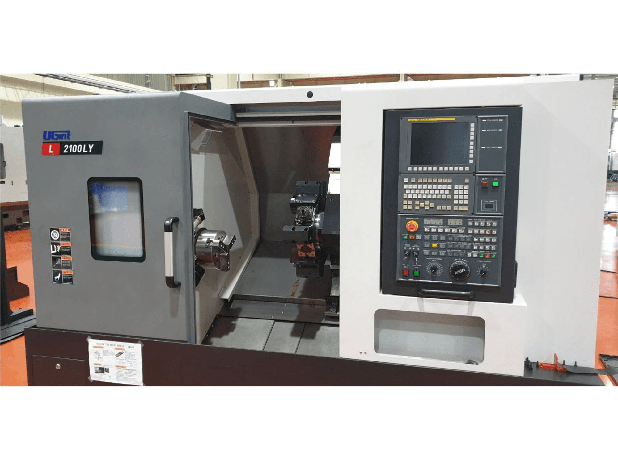 Čelní pohled na UGINT L2100LY stroj