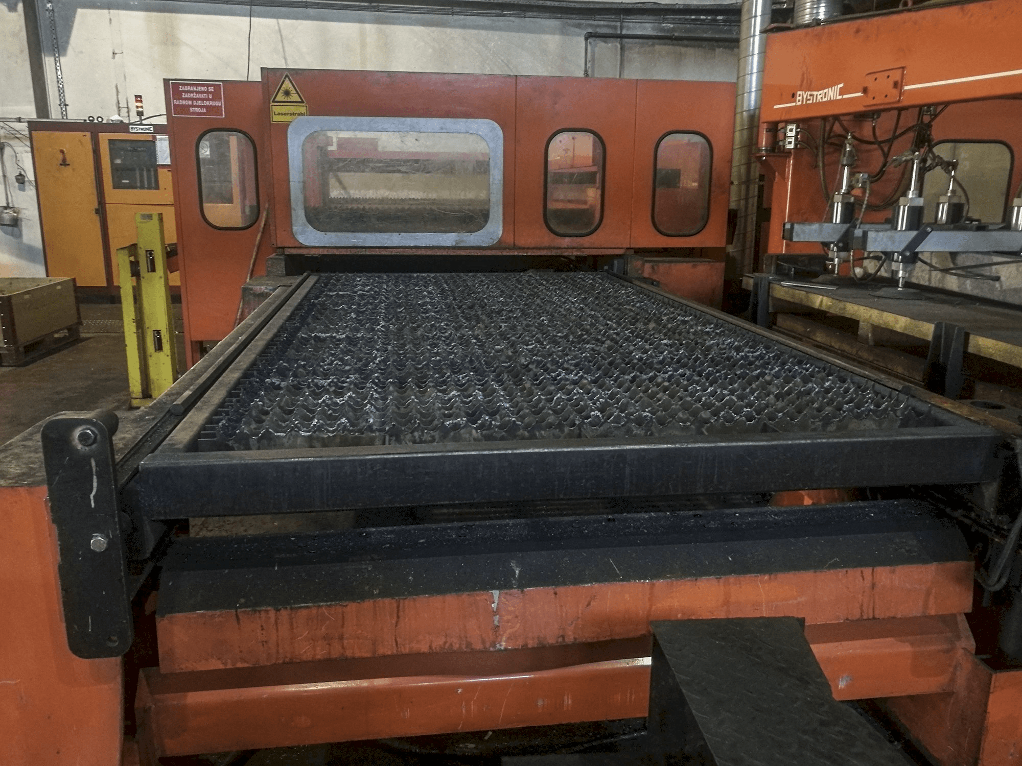 Čelní pohled na Bystronic Bystar 3015 stroj