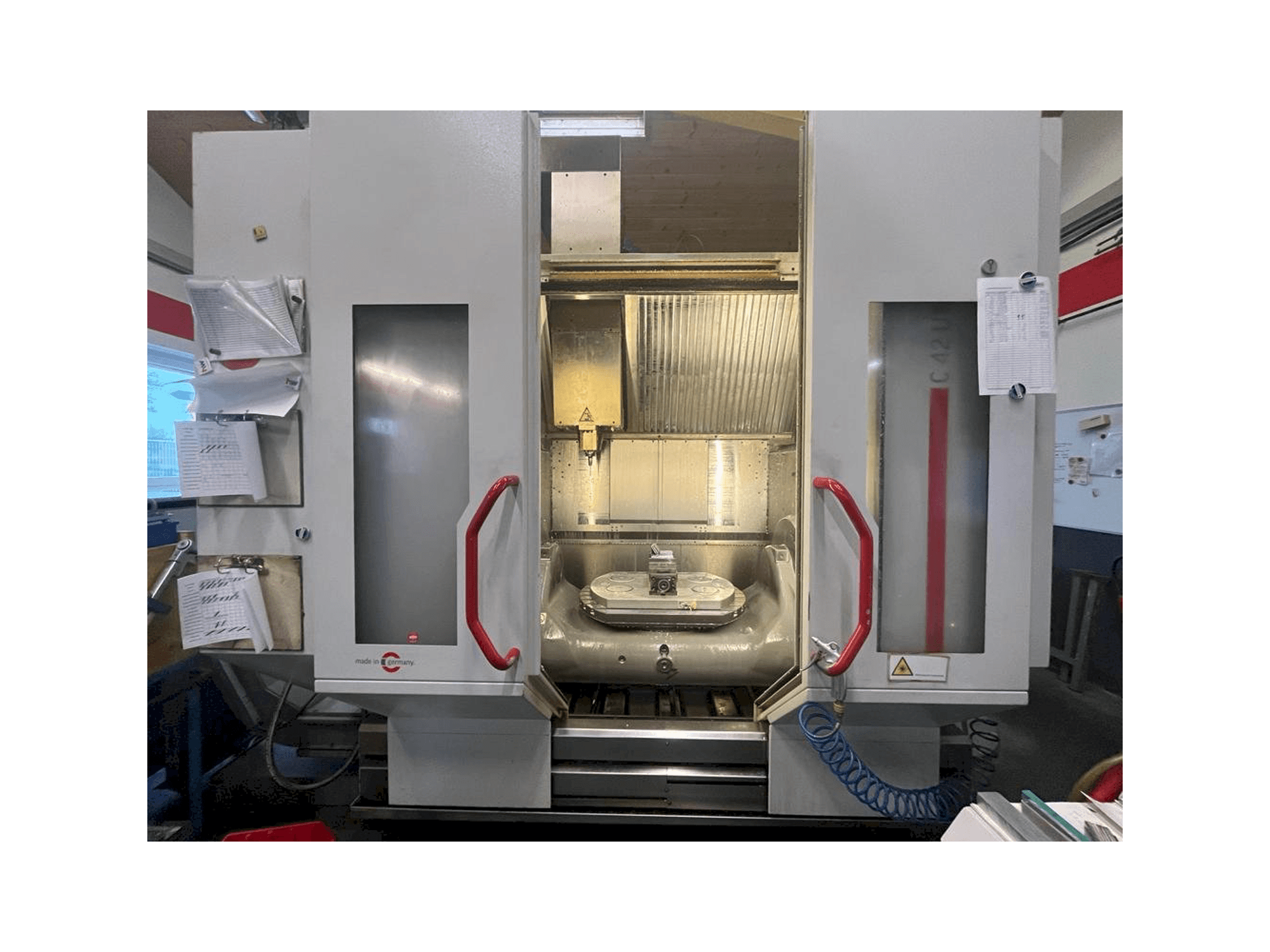 Čelní pohled na HERMLE C42 U stroj