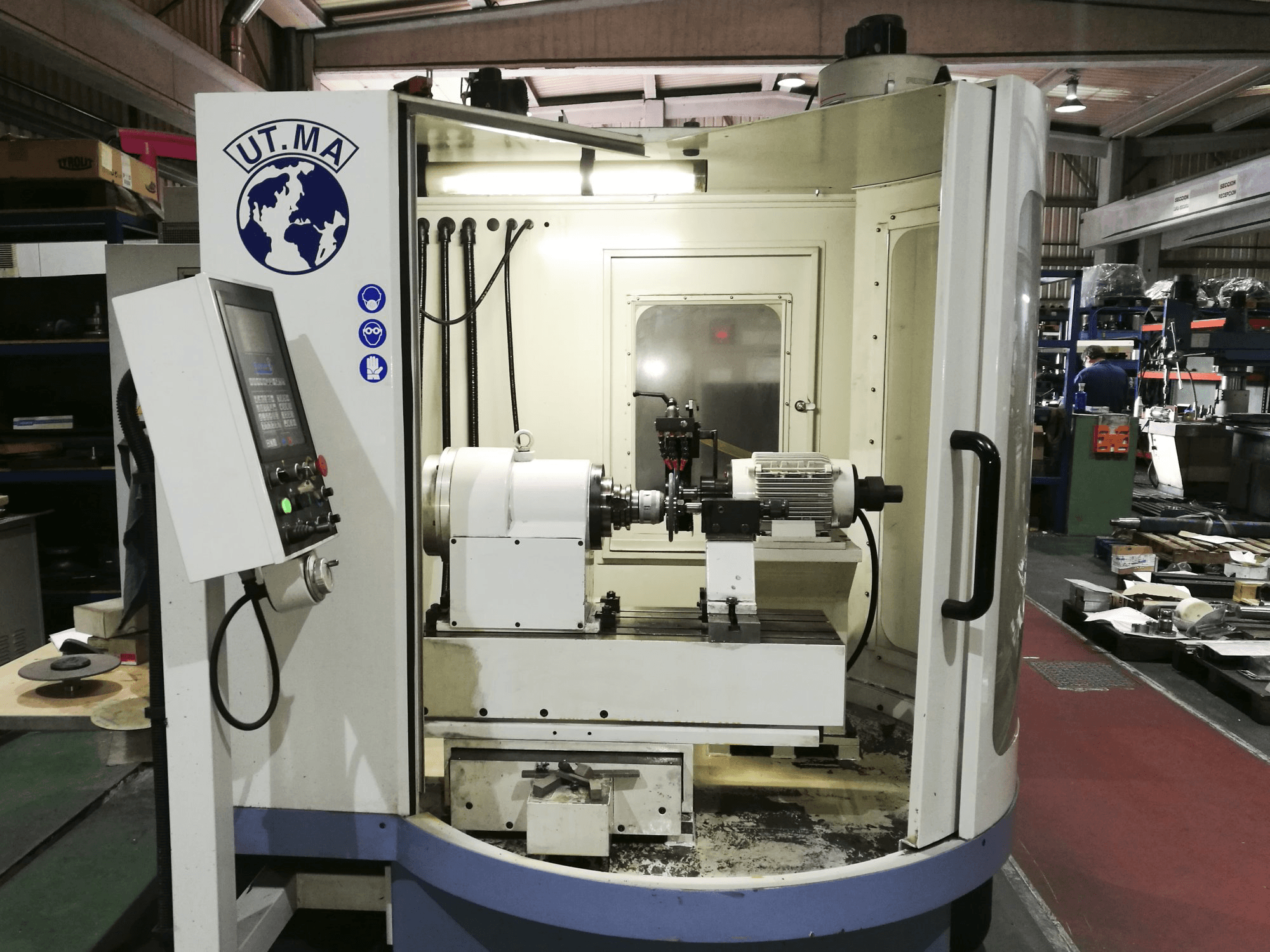 Čelní pohled na UT.MA P20 CNC stroj