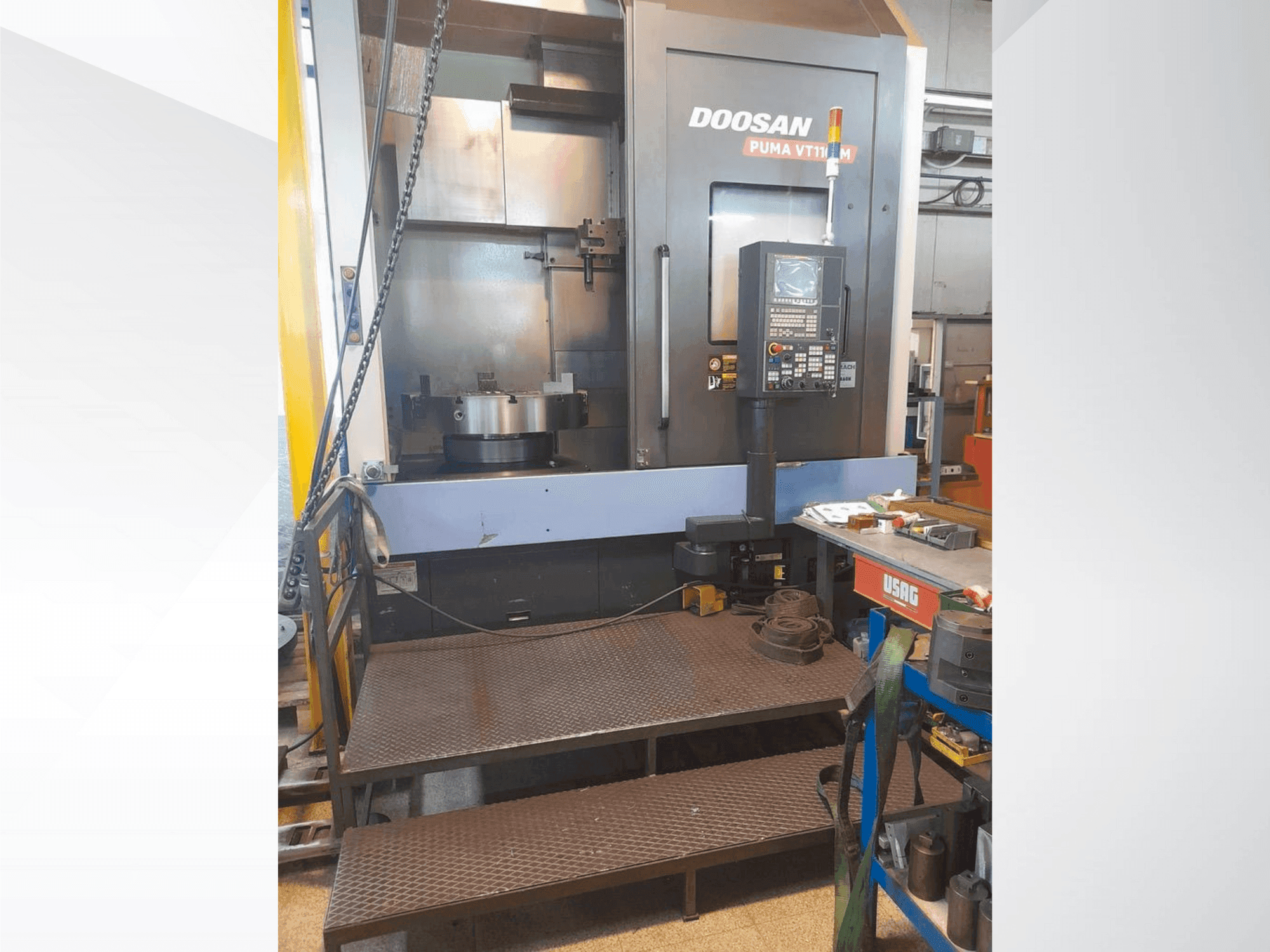 Čelní pohled na DOOSAN VT1100M stroj