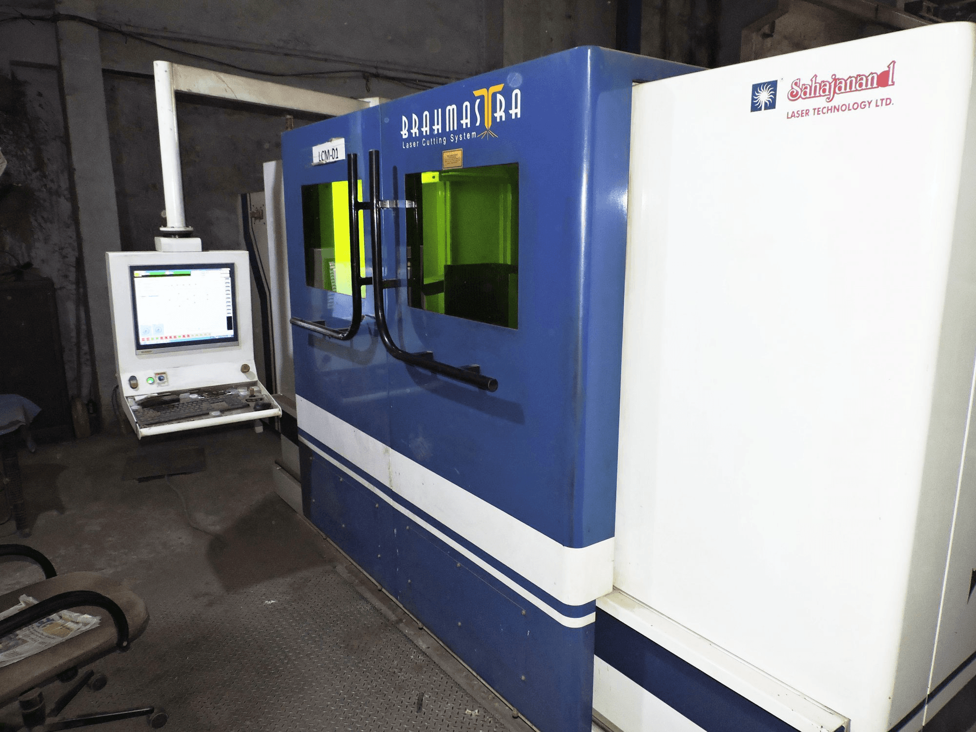 Levý pohled na Sahajanand Brahmastra- Vector 3015 F1.0 stroj