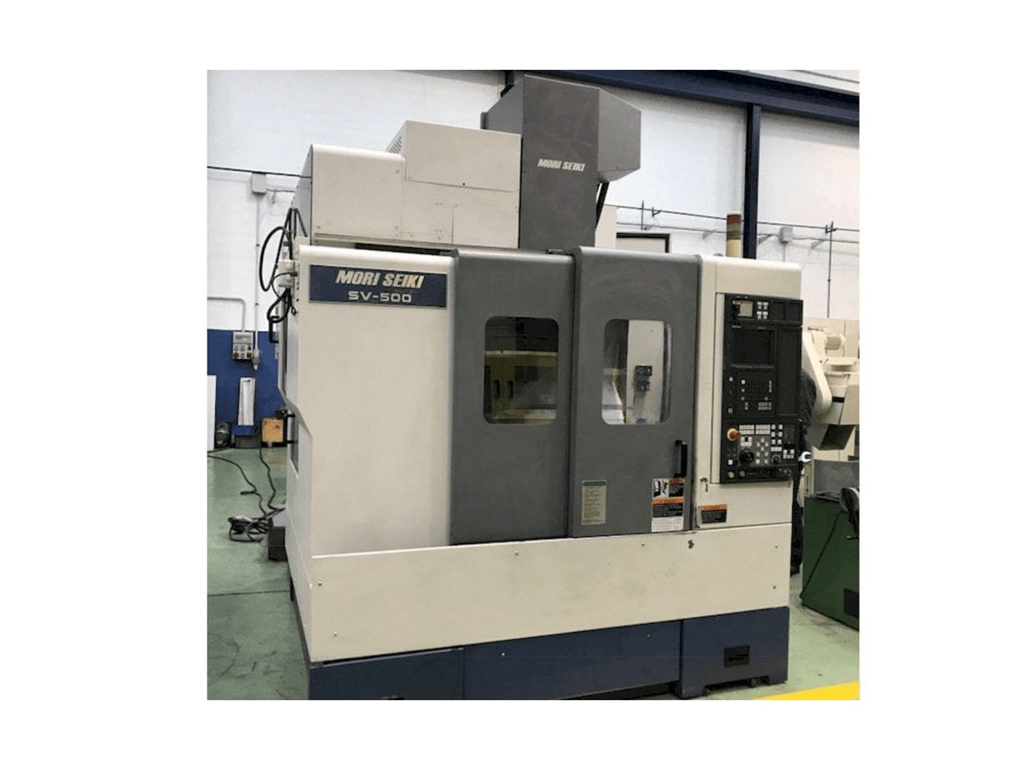 Čelní pohled na MORI SEIKI SV-500 stroj