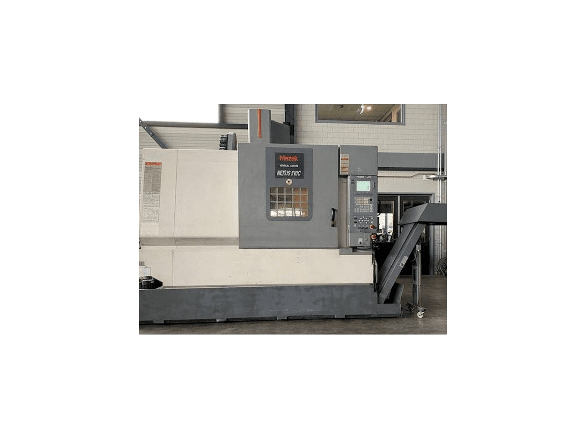 Čelní pohled na Mazak NEXUS 510C stroj