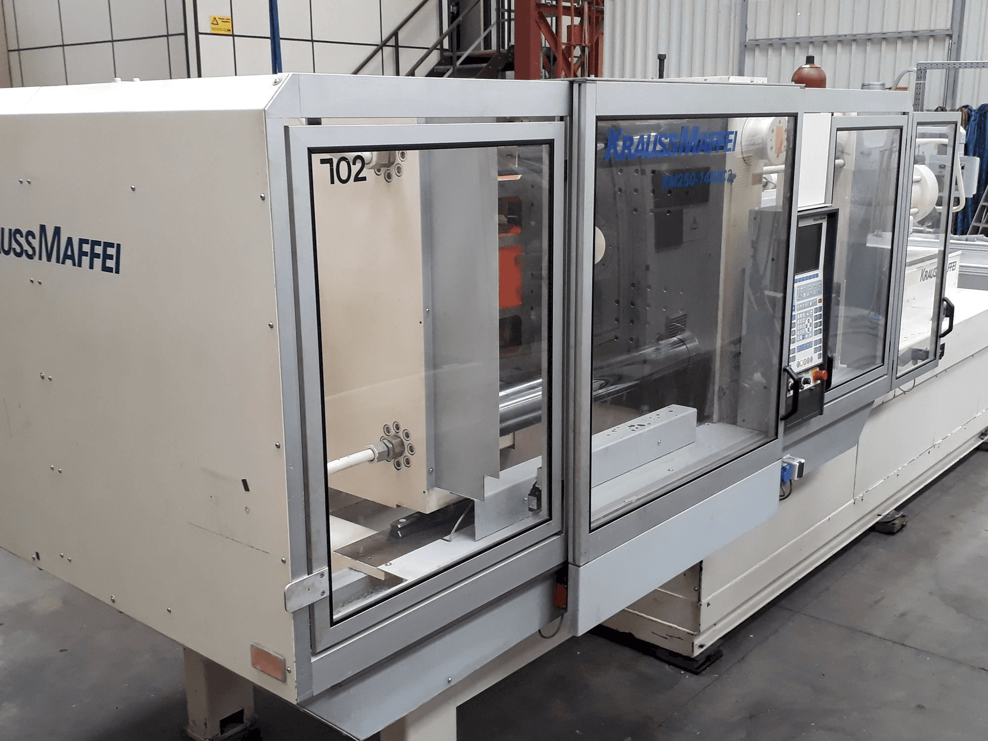 Čelní pohled na Krauss Maffei 250-1400 C2 stroj