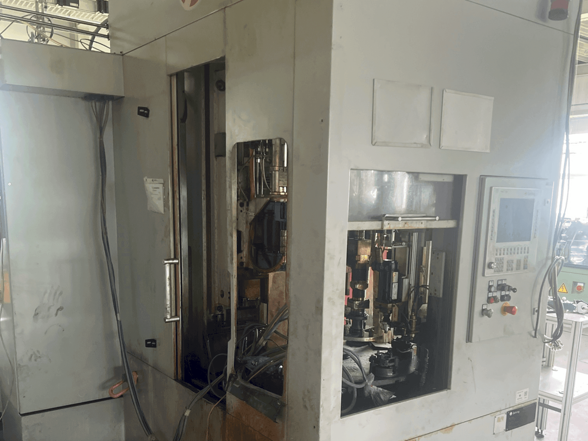 Pravý pohled na GEHRING L2-630 (2013) stroj