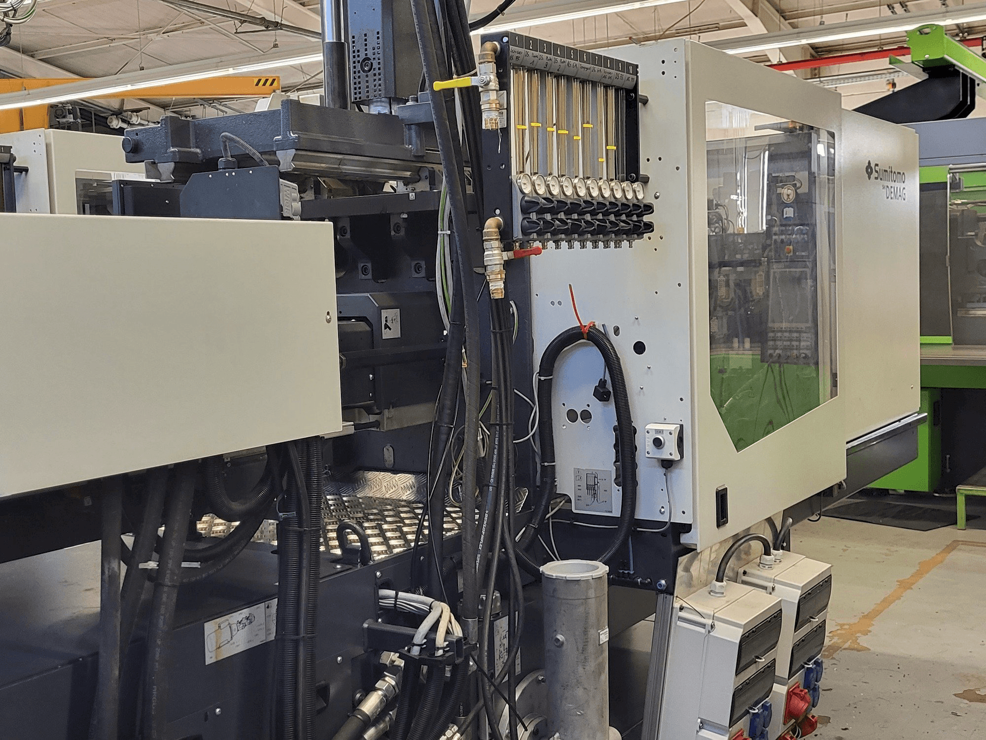 Levý boční pohled na Sumitomo SHI DEMAG Systec Multi 120/470-200h/80V stroj
