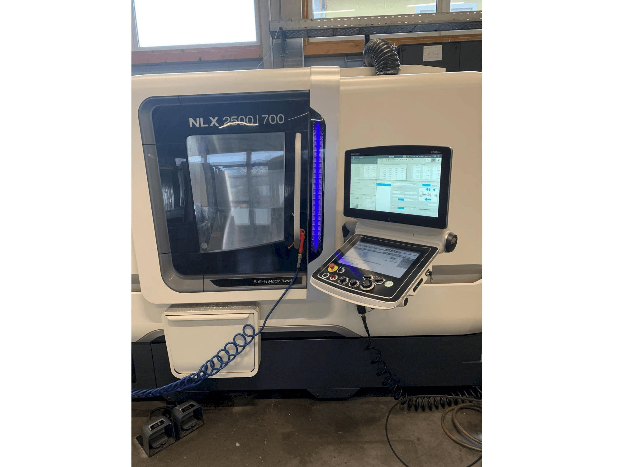 Čelní pohled na DMG MORI NLX 2500/700 stroj