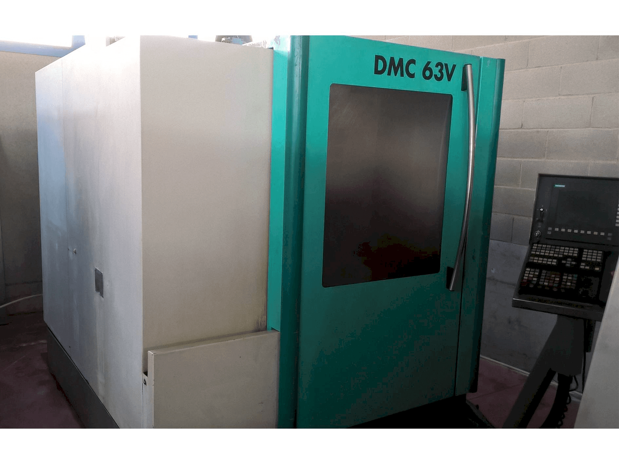 Čelní pohled na DECKEL MAHO DMC 63V stroj
