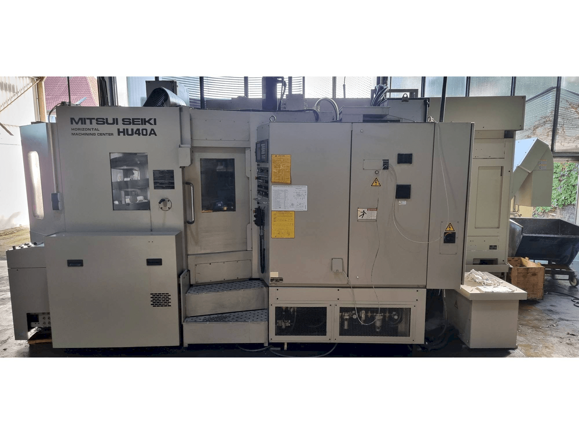 Čelní pohled na Mitsui Seiki HU40A stroj