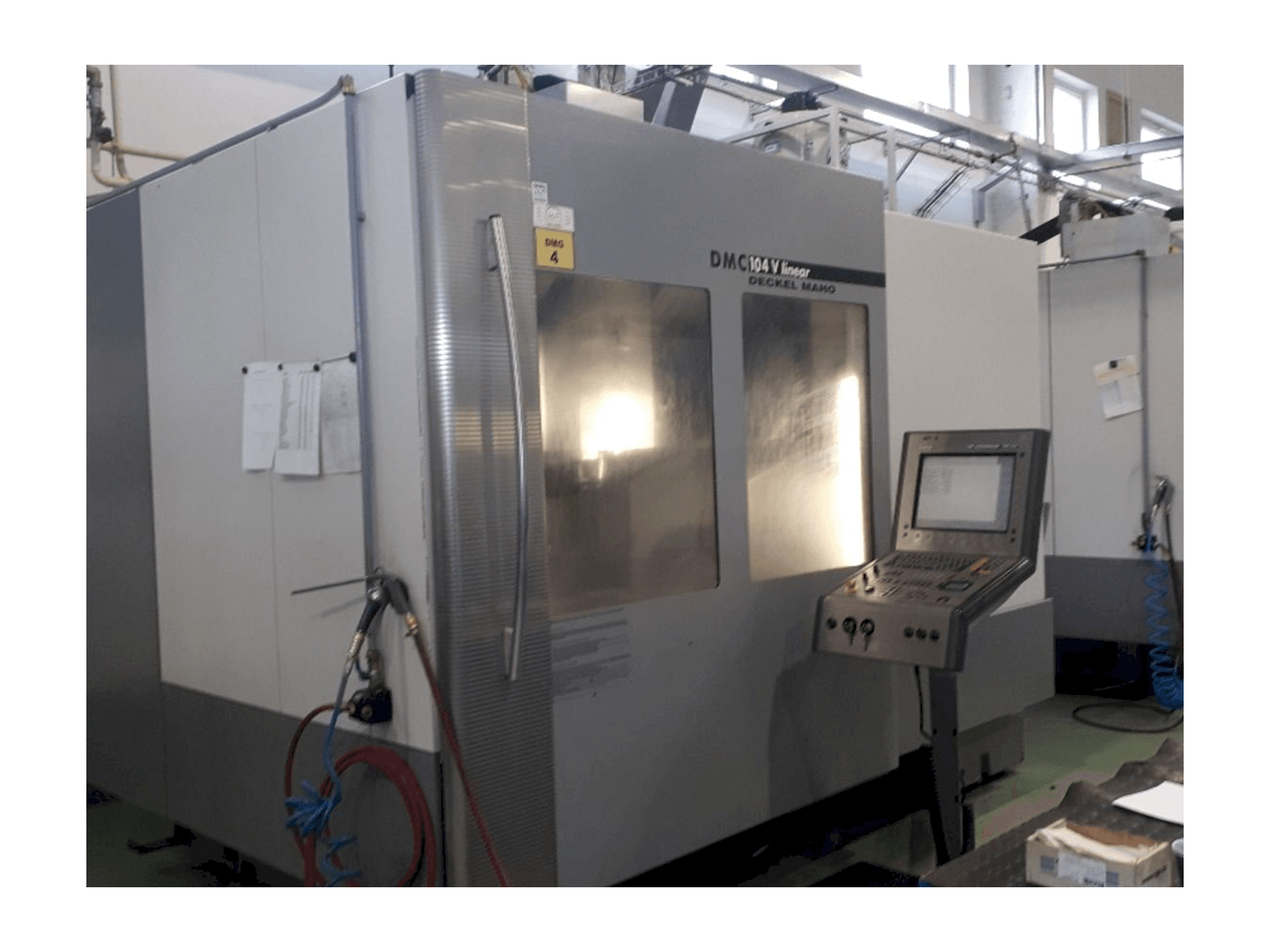 Čelní pohled na DECKEL MAHO DMC 104 linear stroj