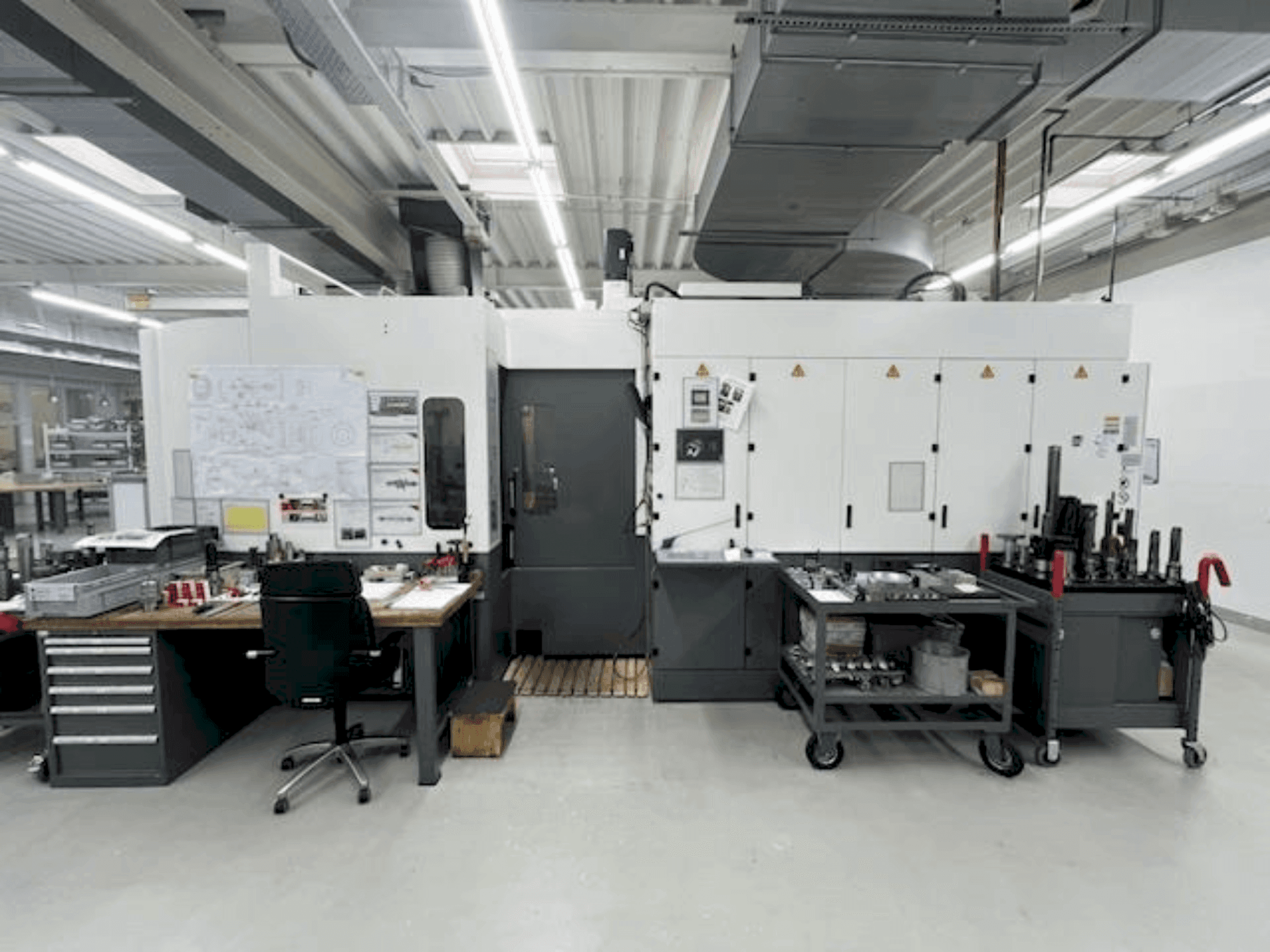 Čelní pohled na HULLER HILLE Nbh 170 stroj