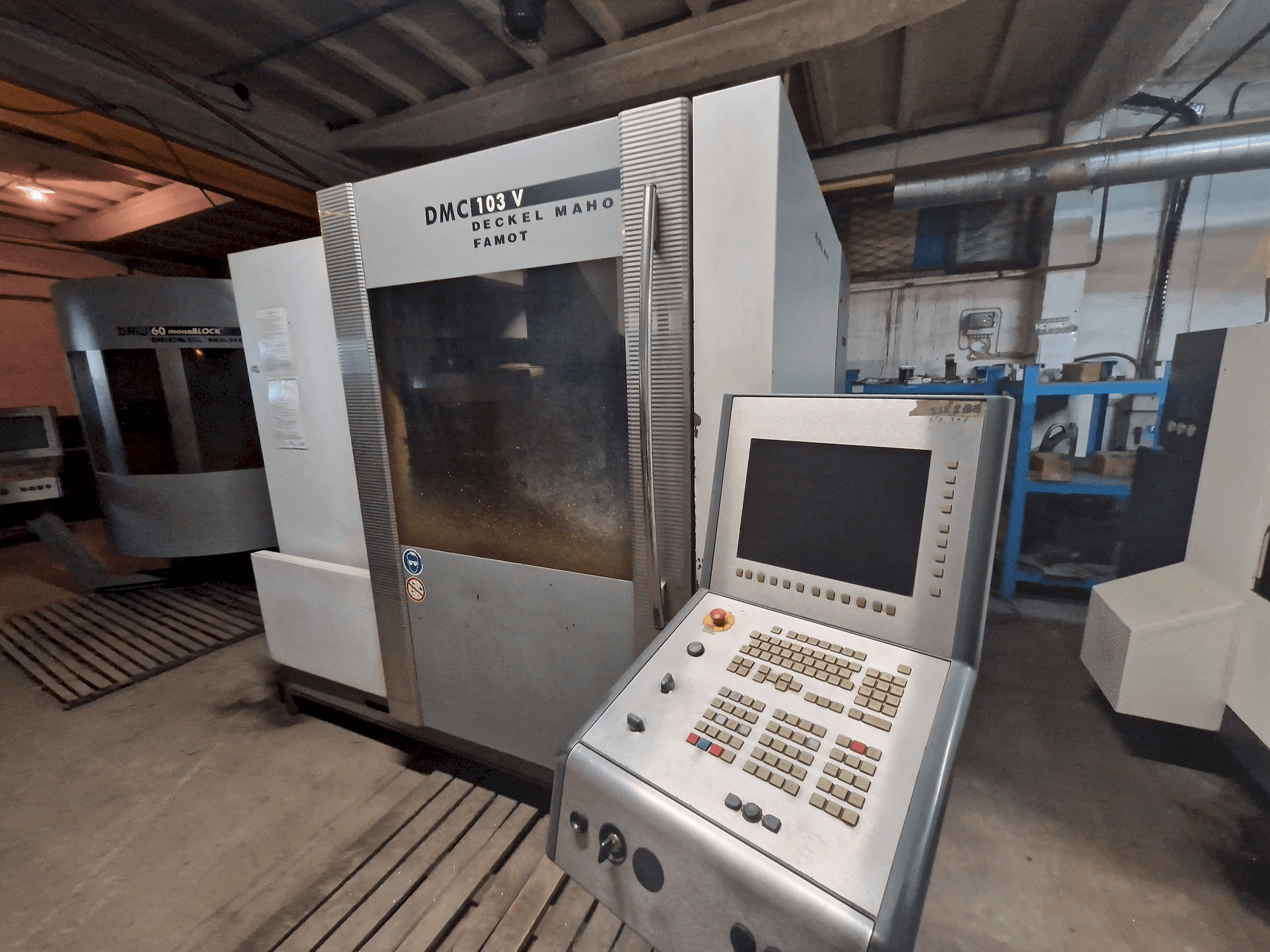 Čelní pohled na DMG DMC 103V stroj