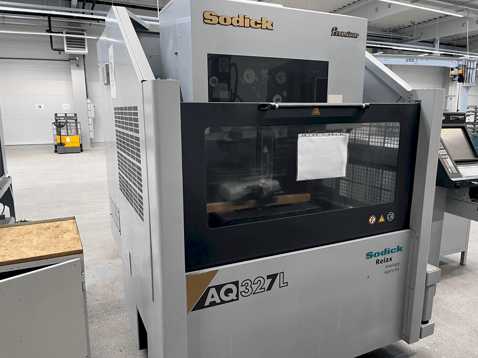 Čelní pohled na Sodick AQ327L stroj
