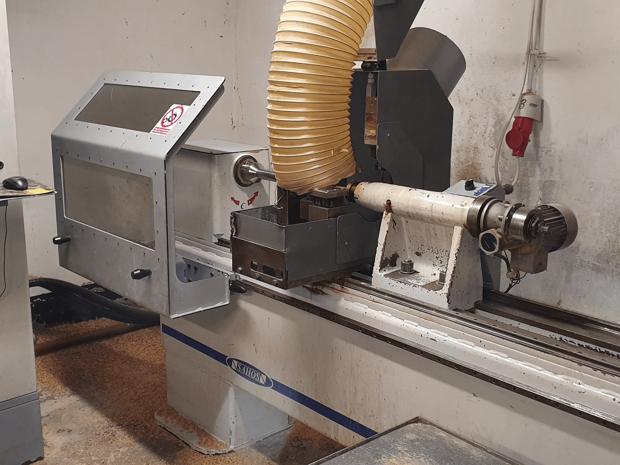 Čelní pohled na Sahos GALAXY SH1800 CNC stroj