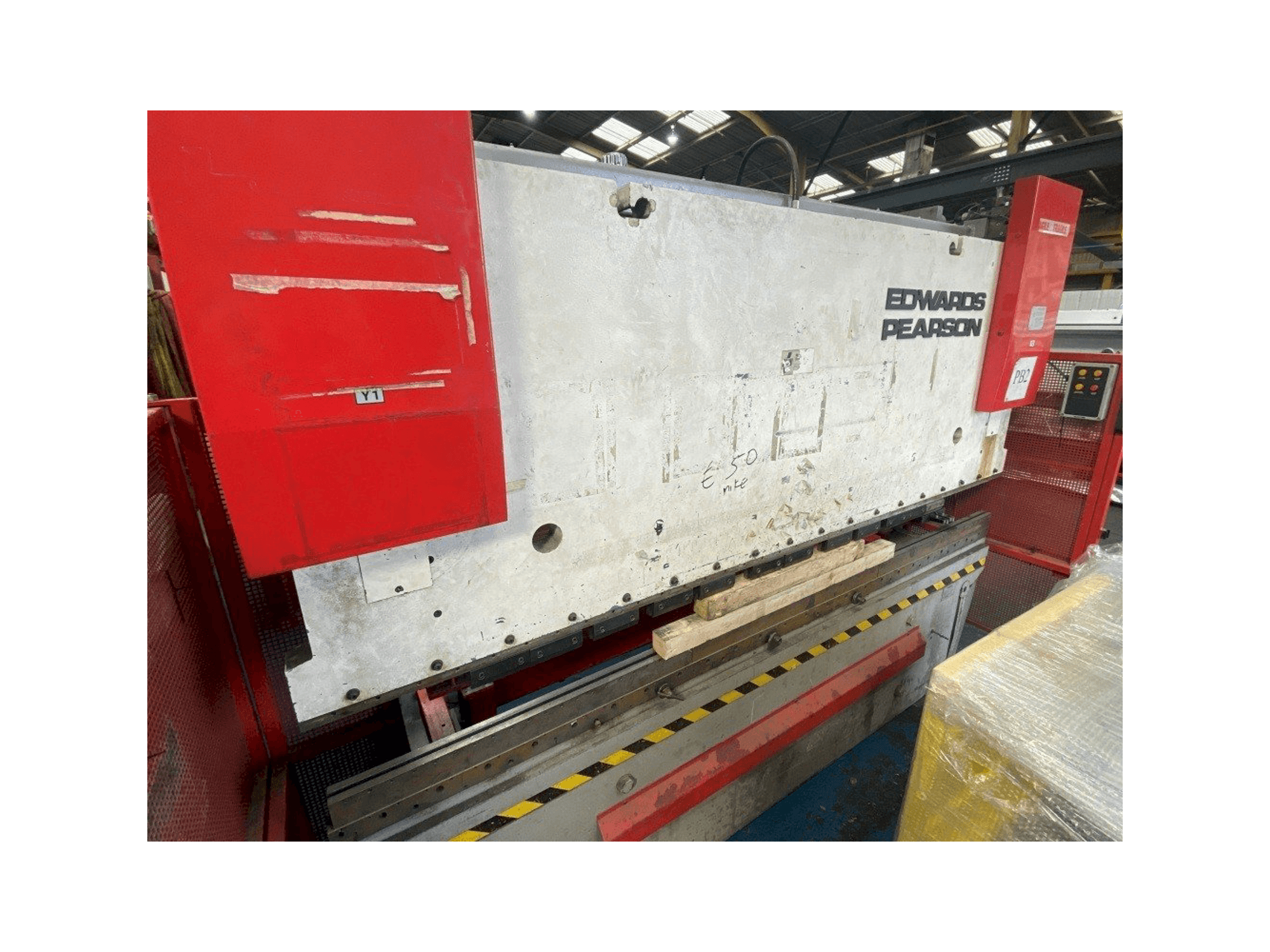 Čelní pohled na EDWARDS PEARSON PR6 100/3100 stroj