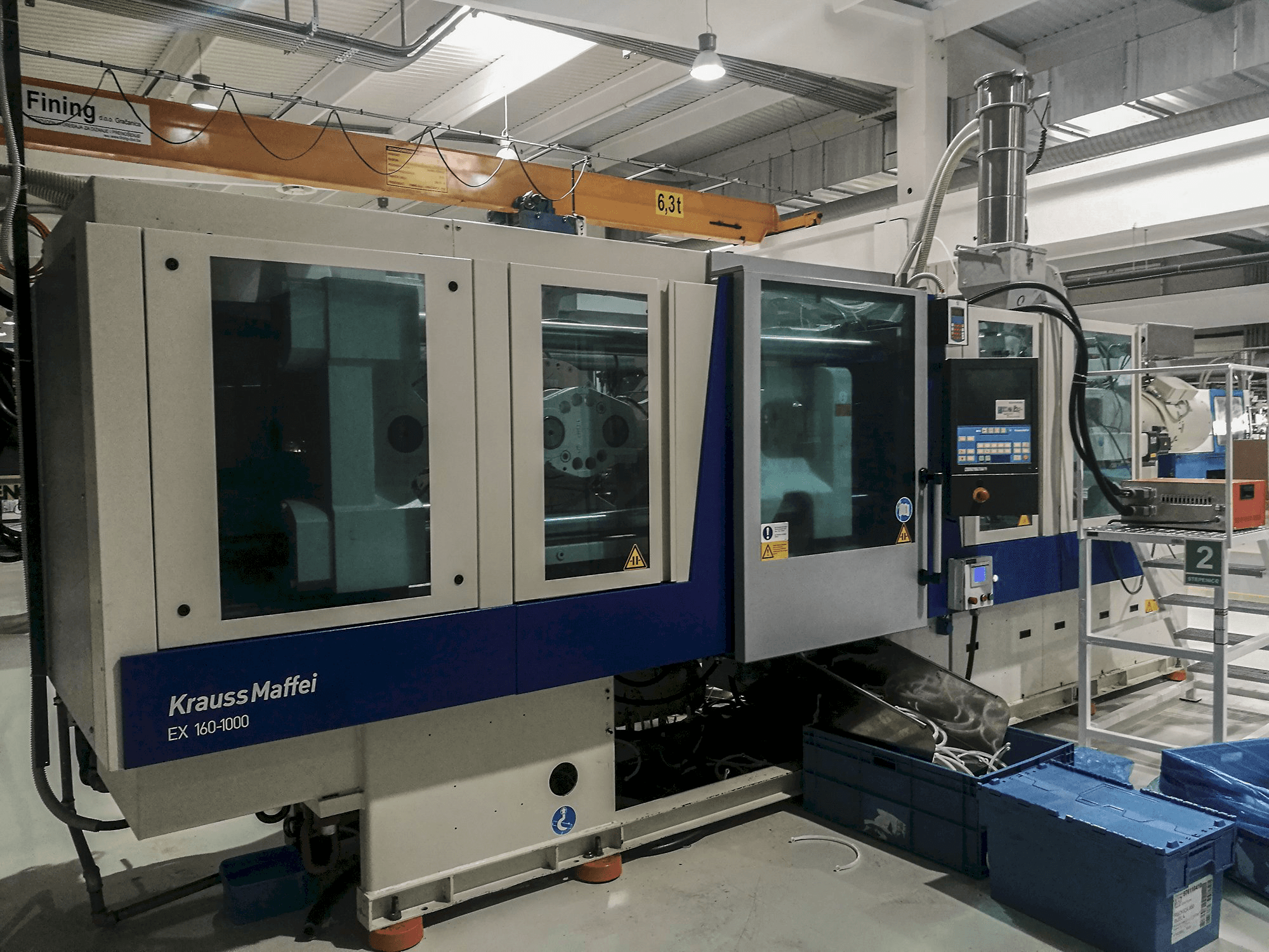 Levý pohled na Krauss Maffei 160-1000 EX stroj