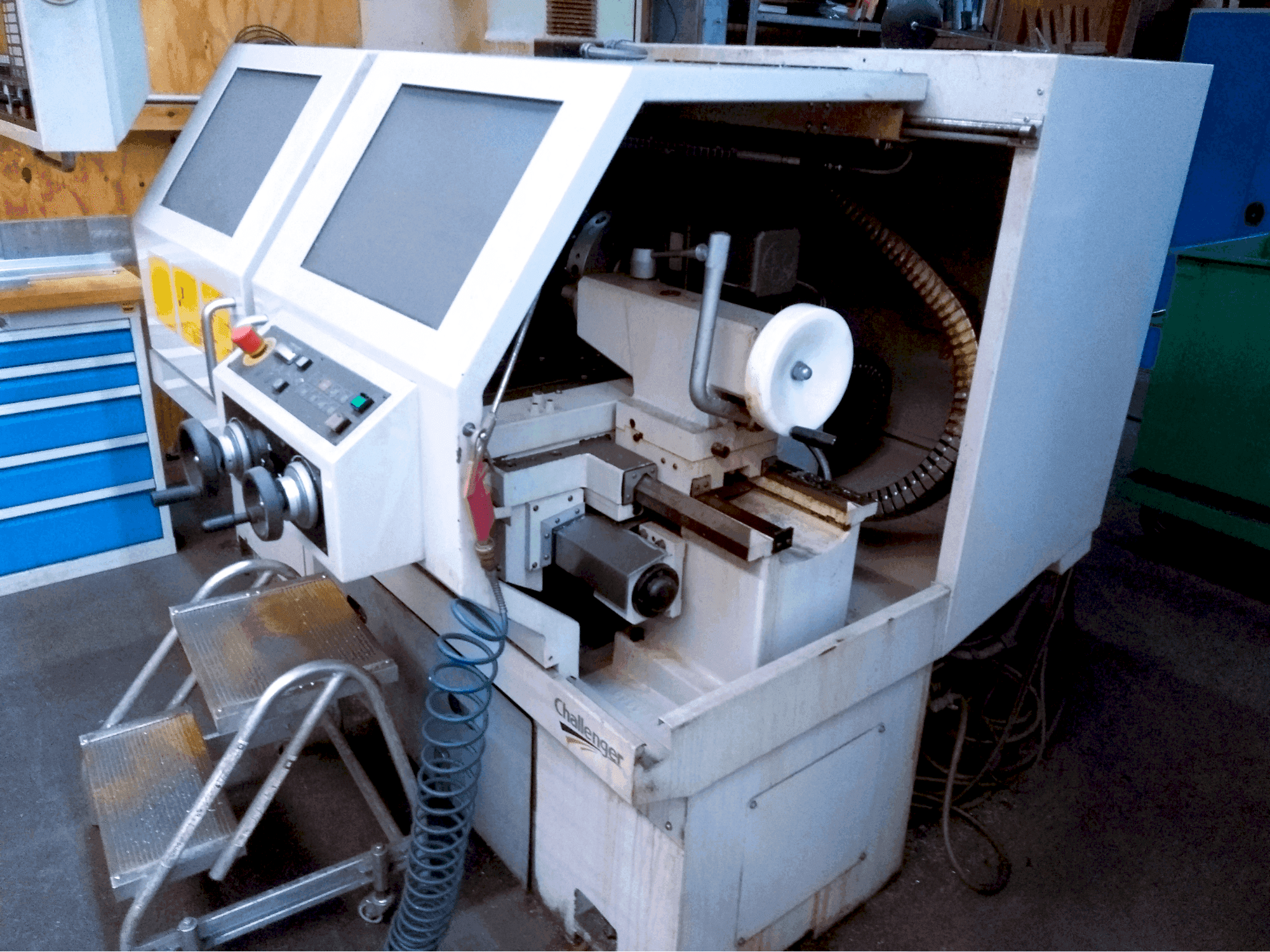 Čelní pohled na Challenger MICROTURN BNC 446 stroj