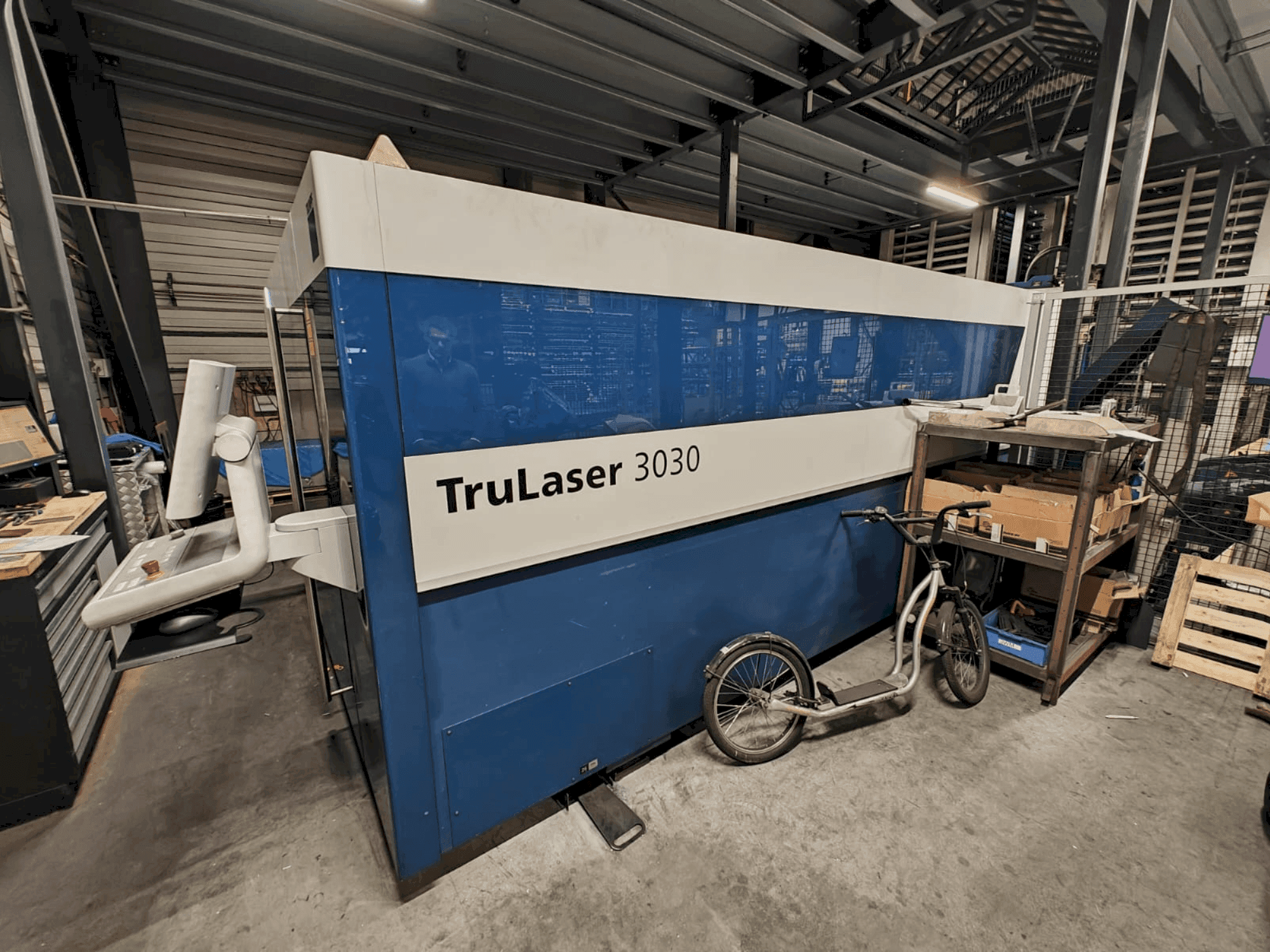 Čelní pohled na TRUMPF TruLaser 3030 Fiber stroj