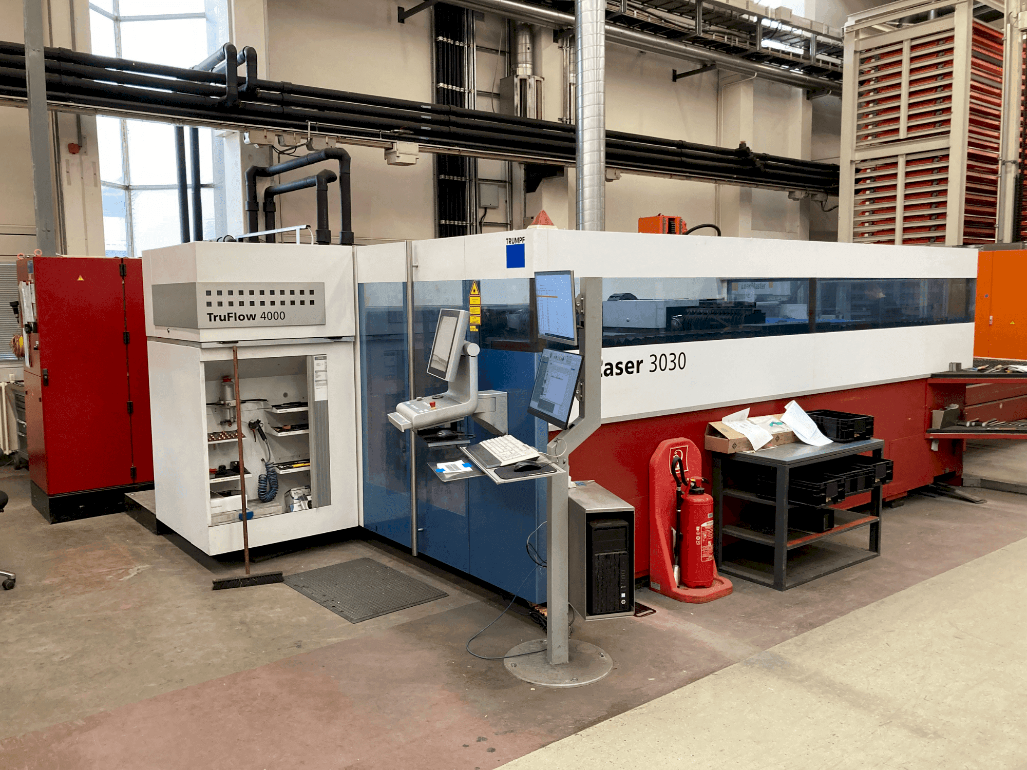 Čelní pohled na TRUMPF TruLaser 3030 stroj