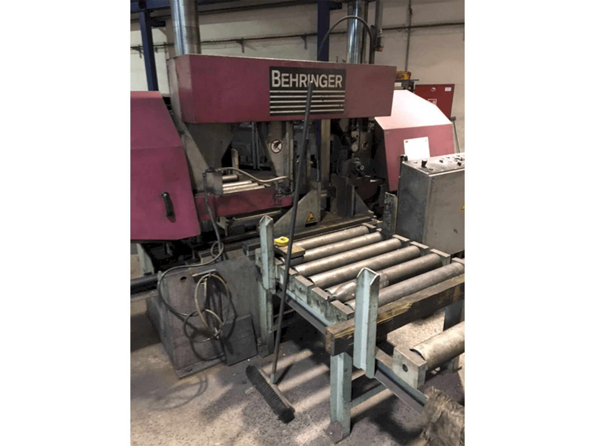 Čelní pohled na Behringer HBP 530 stroj