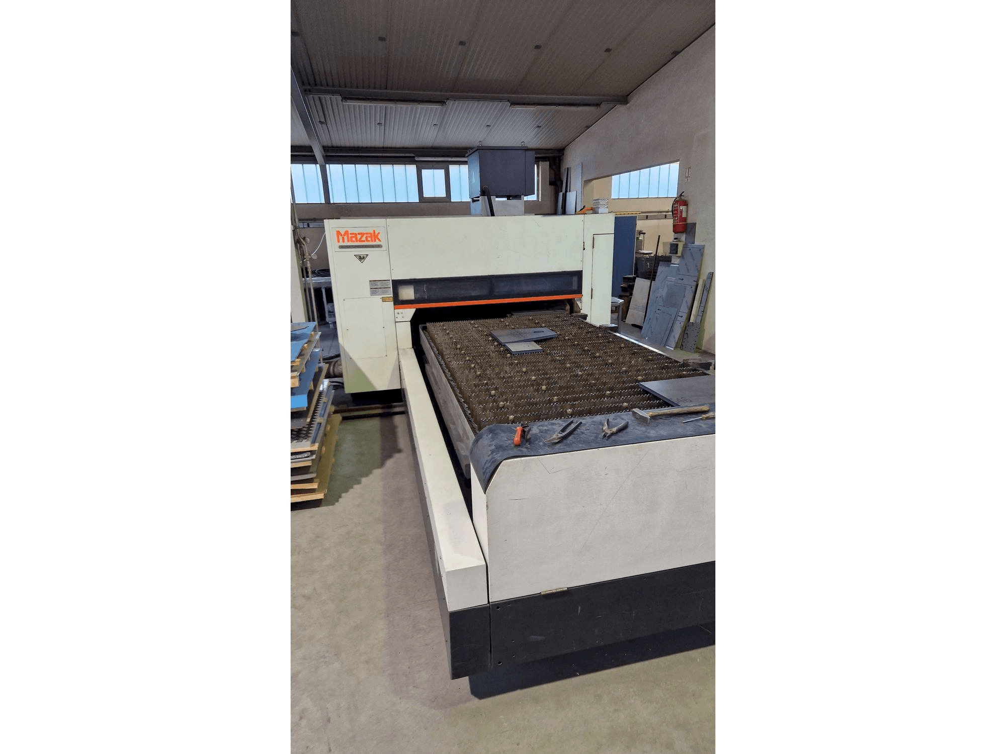 Čelní pohled na Mazak Super Turbo-X510 Mk III G stroj