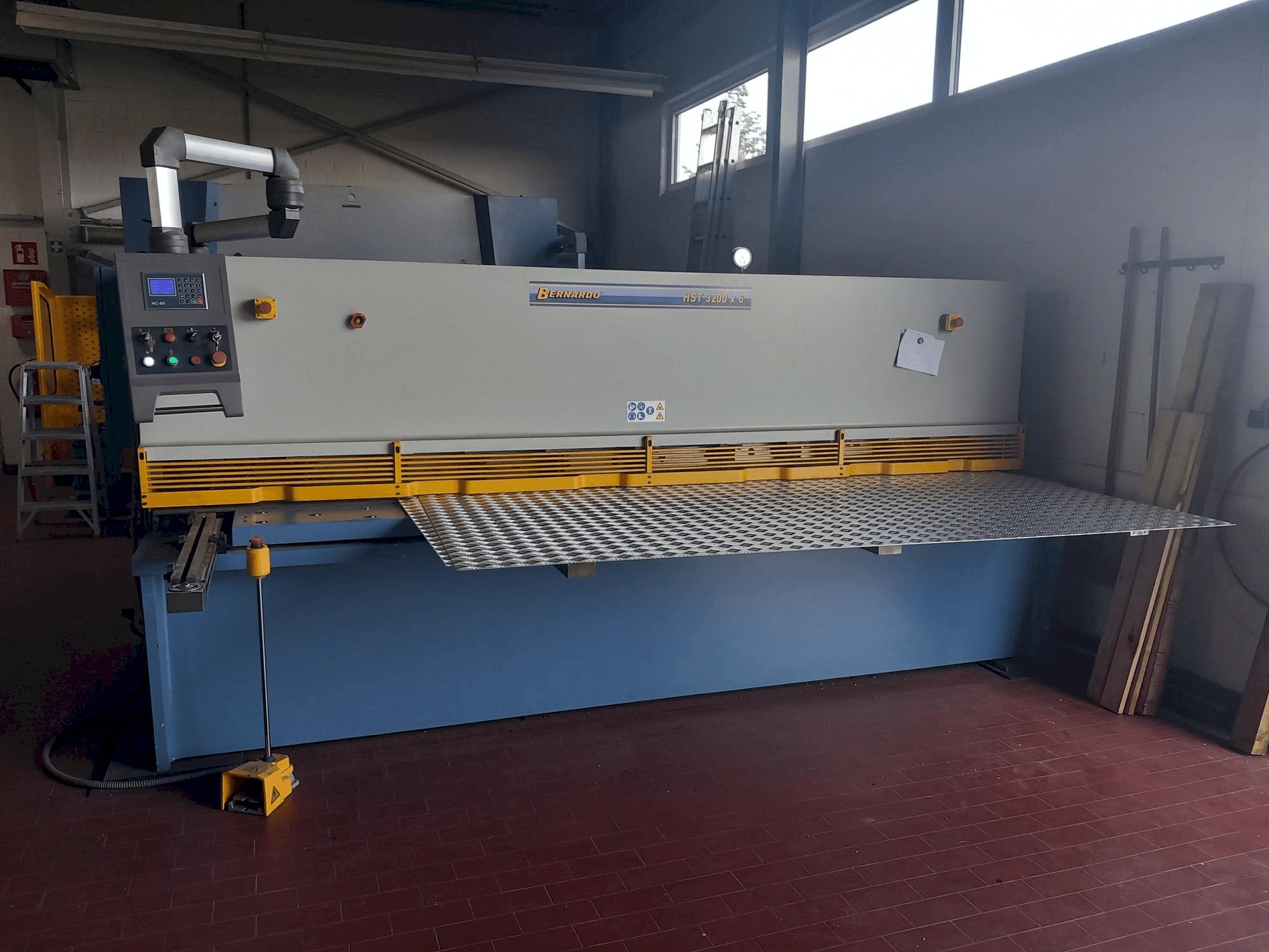 Čelní pohled na Bernardo HST-3200X6 stroj