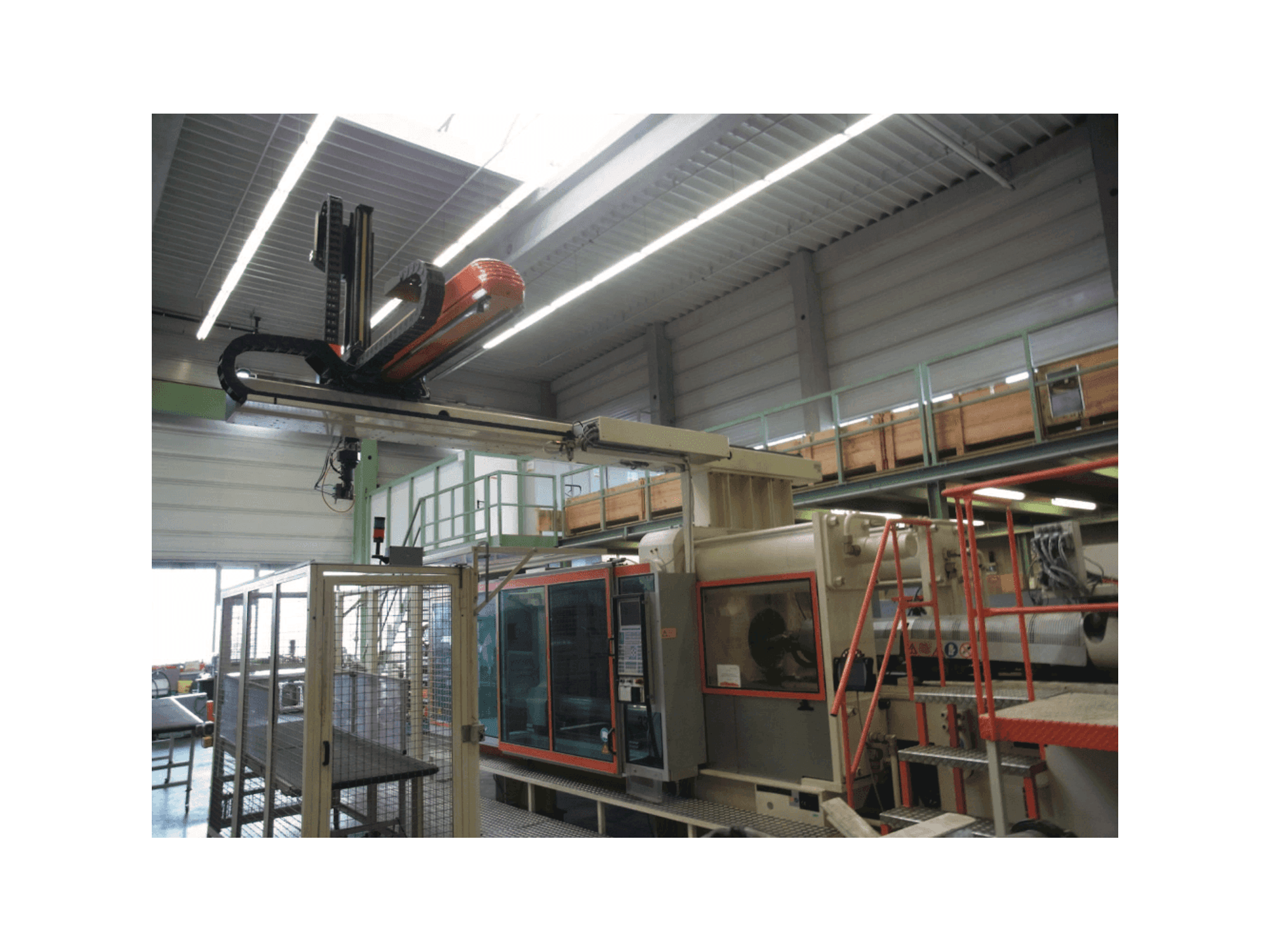 Čelní pohled na Krauss Maffei 650-6100 CM stroj