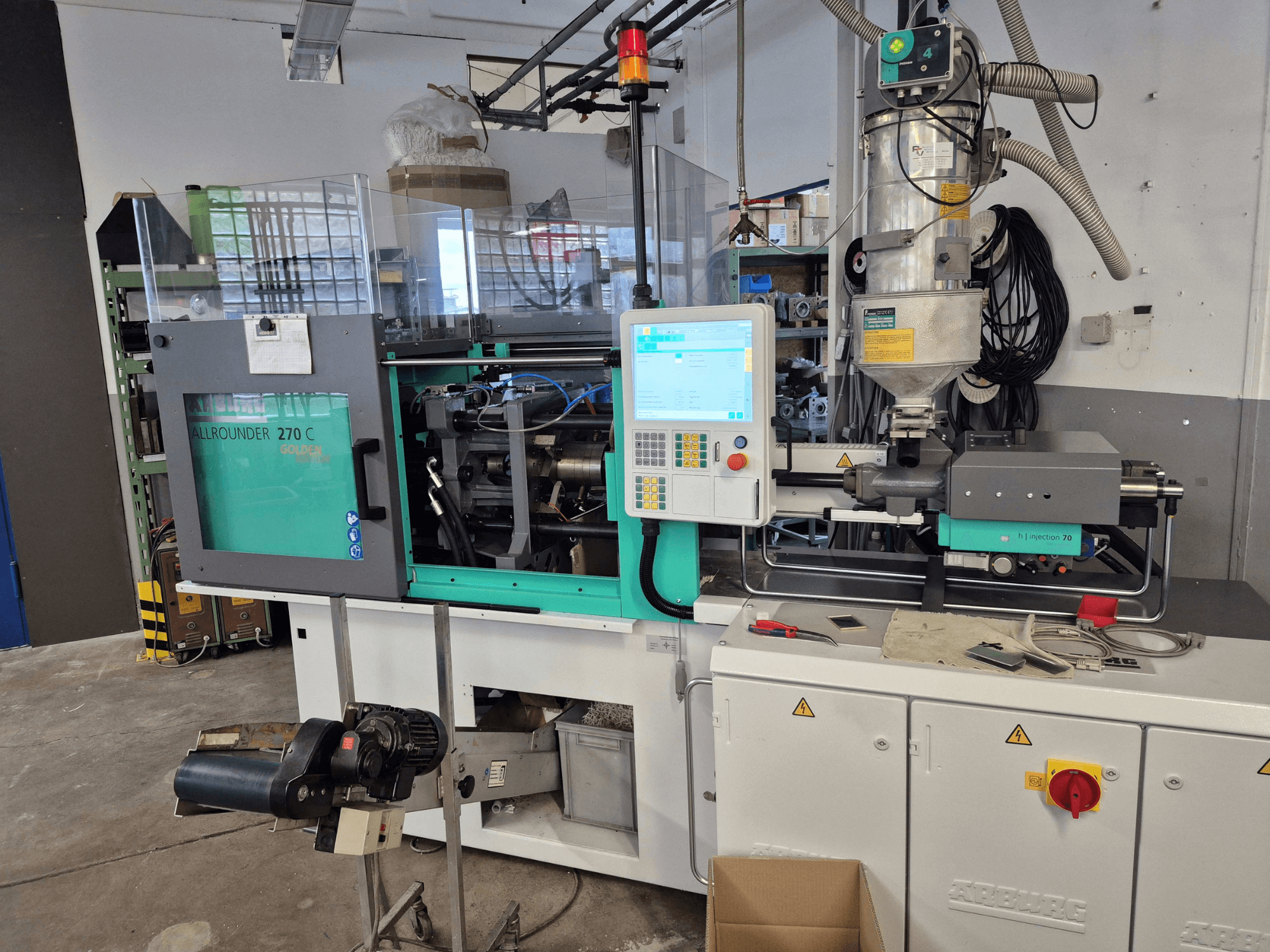Hydraulický vstřikovací lis Arburg Allrounder 270 C 400-70, pohled zepředu s viditelným ovládacím panelem a zásobníkem materiálu.