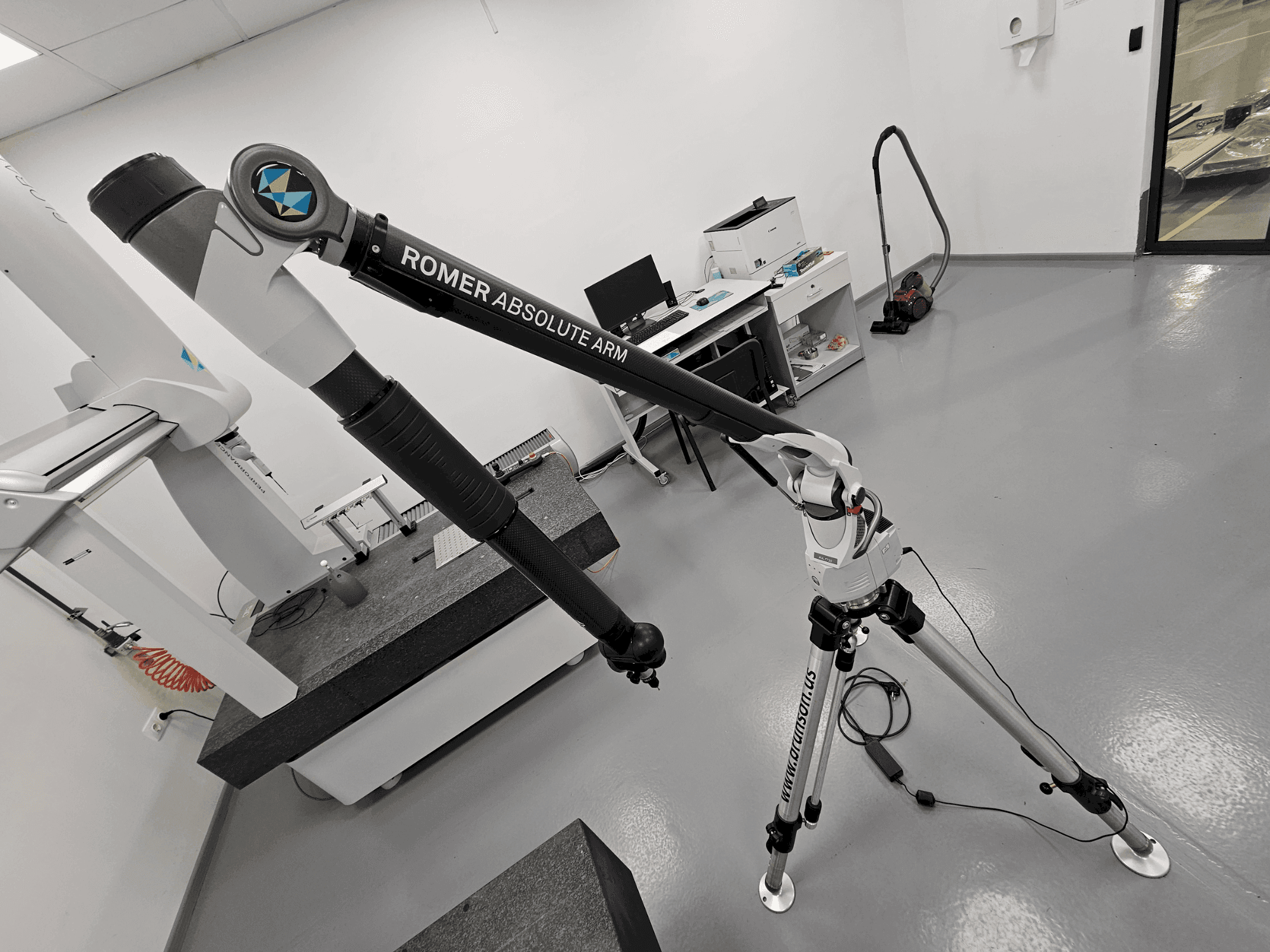 Čelní pohled na ROMER Absolute Arm 7730 stroj