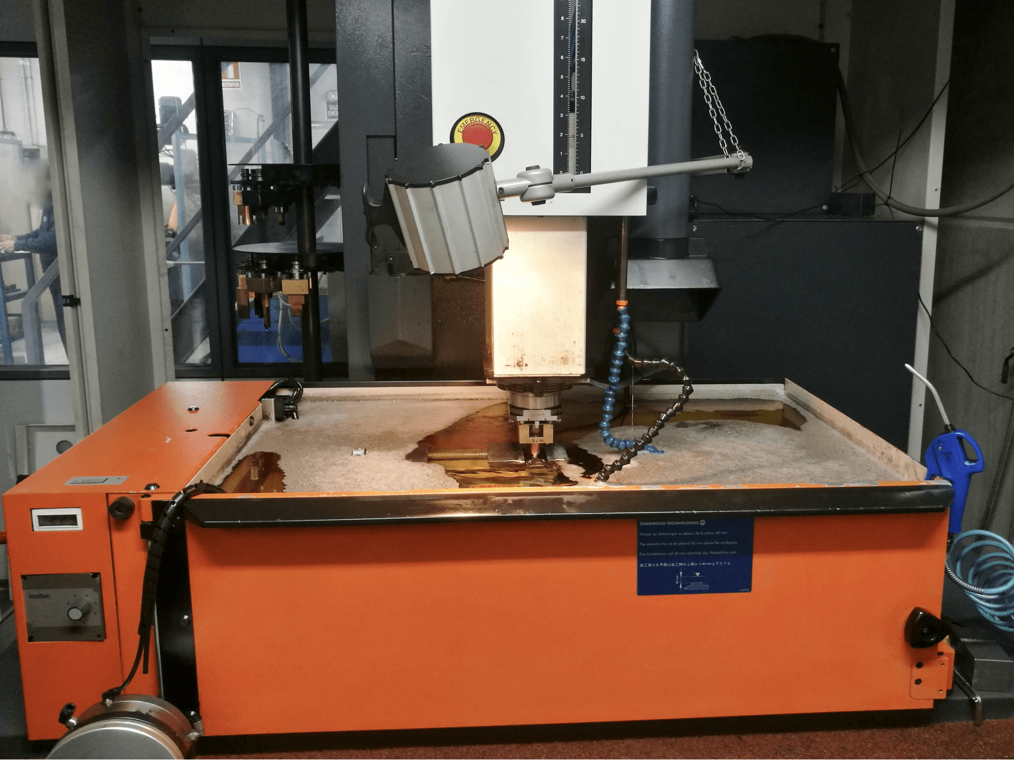 Čelní pohled na CHARMILLES ROBOFORM 2000+ stroj